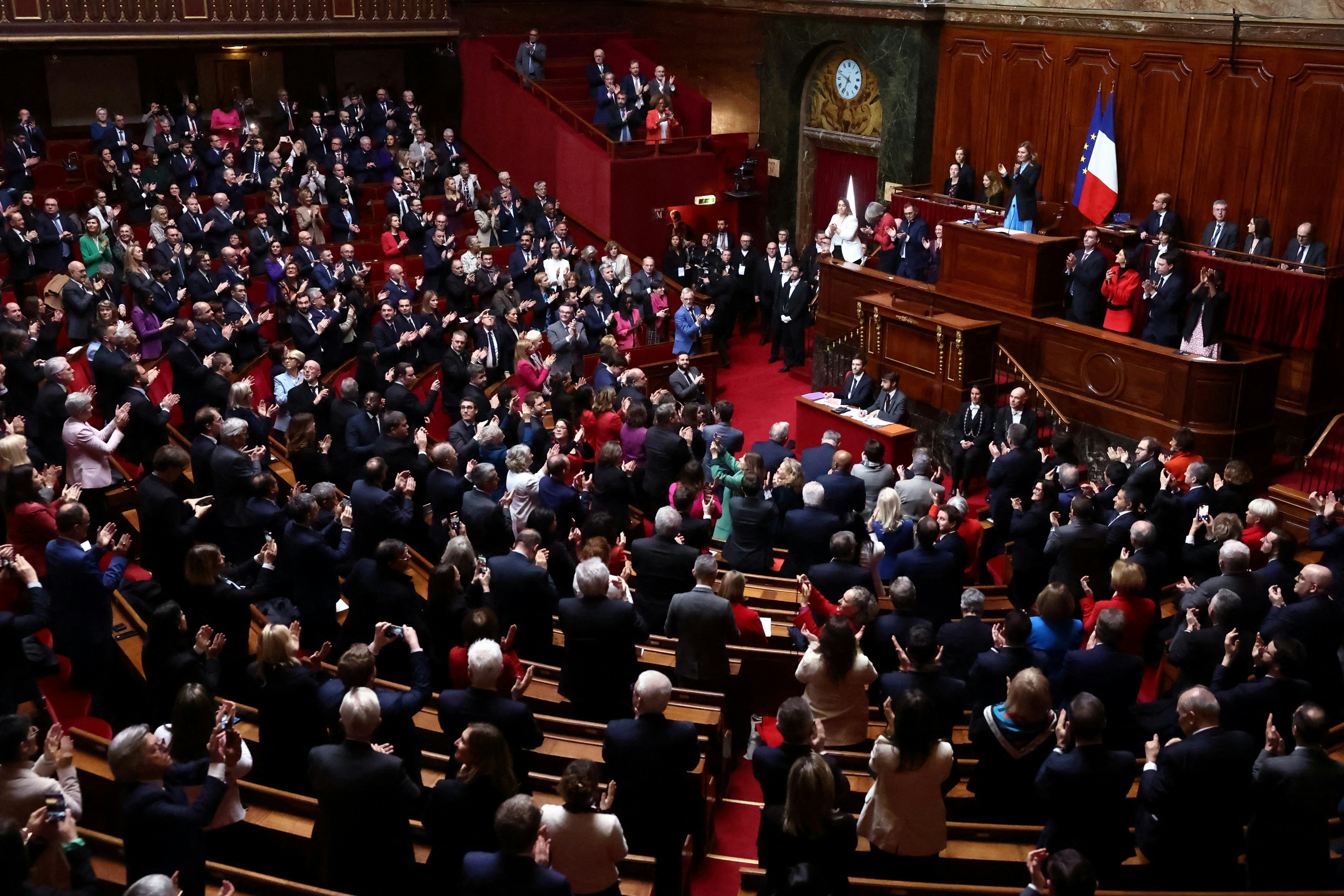 圖為2024年3月4日，法國國會進行表決。（Reuters）