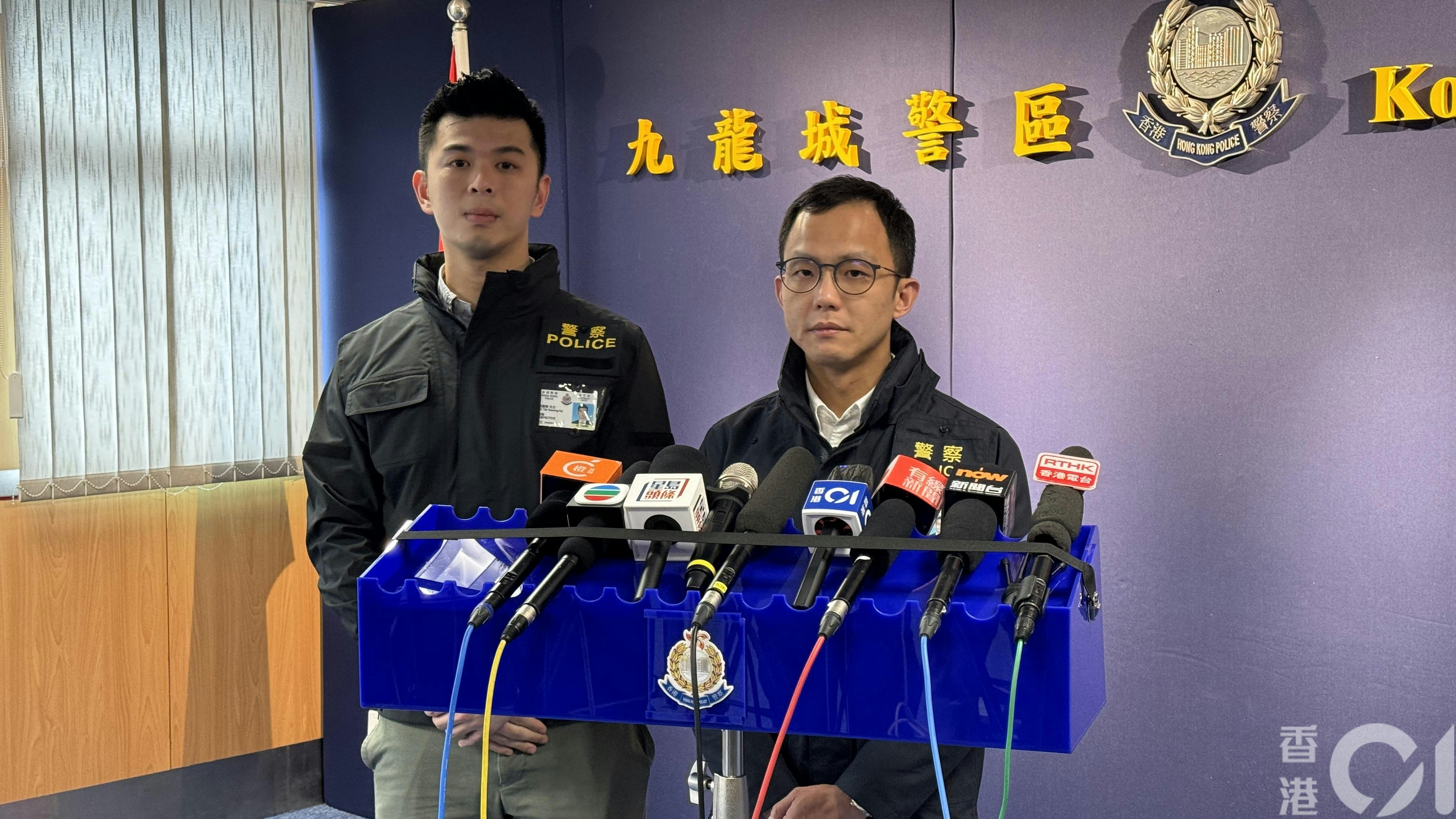 九龍城警區刑事部羅程瀚總督察（右）交代案情。（翁鈺輝攝）