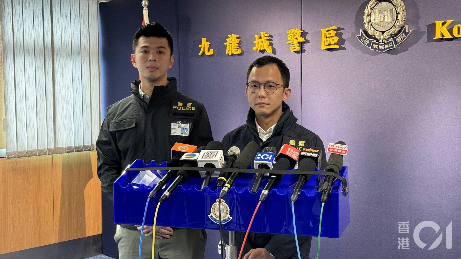 九龍城警區刑事部羅程瀚總督察(右)交代案情。(翁鈺輝攝)