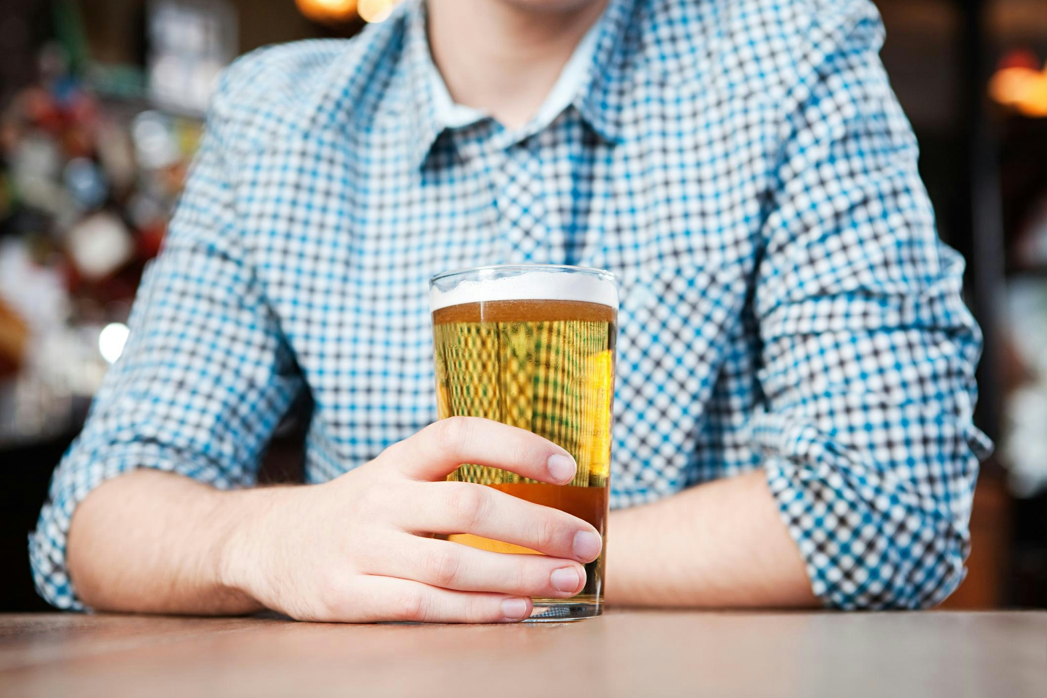 医生问诊发现，苏男长期饮酒20多年，一天要喝12罐啤酒，警告如持续，恐导致肝硬化等问题。（示意图／gettyimages）