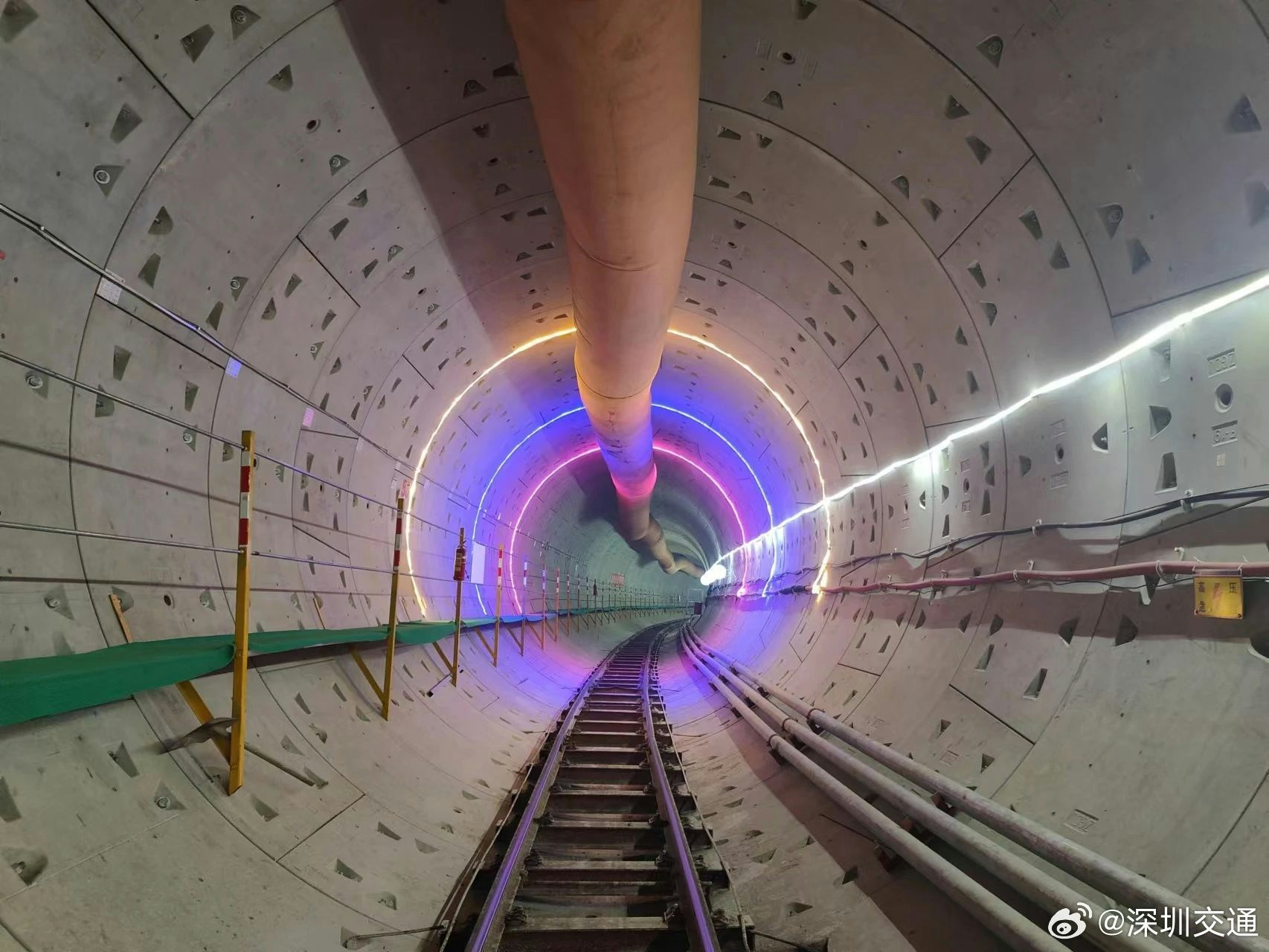 深圳地鐵7號線二期（東延線），北大站至西麗湖站區間右線隧道貫通。（深圳交通）