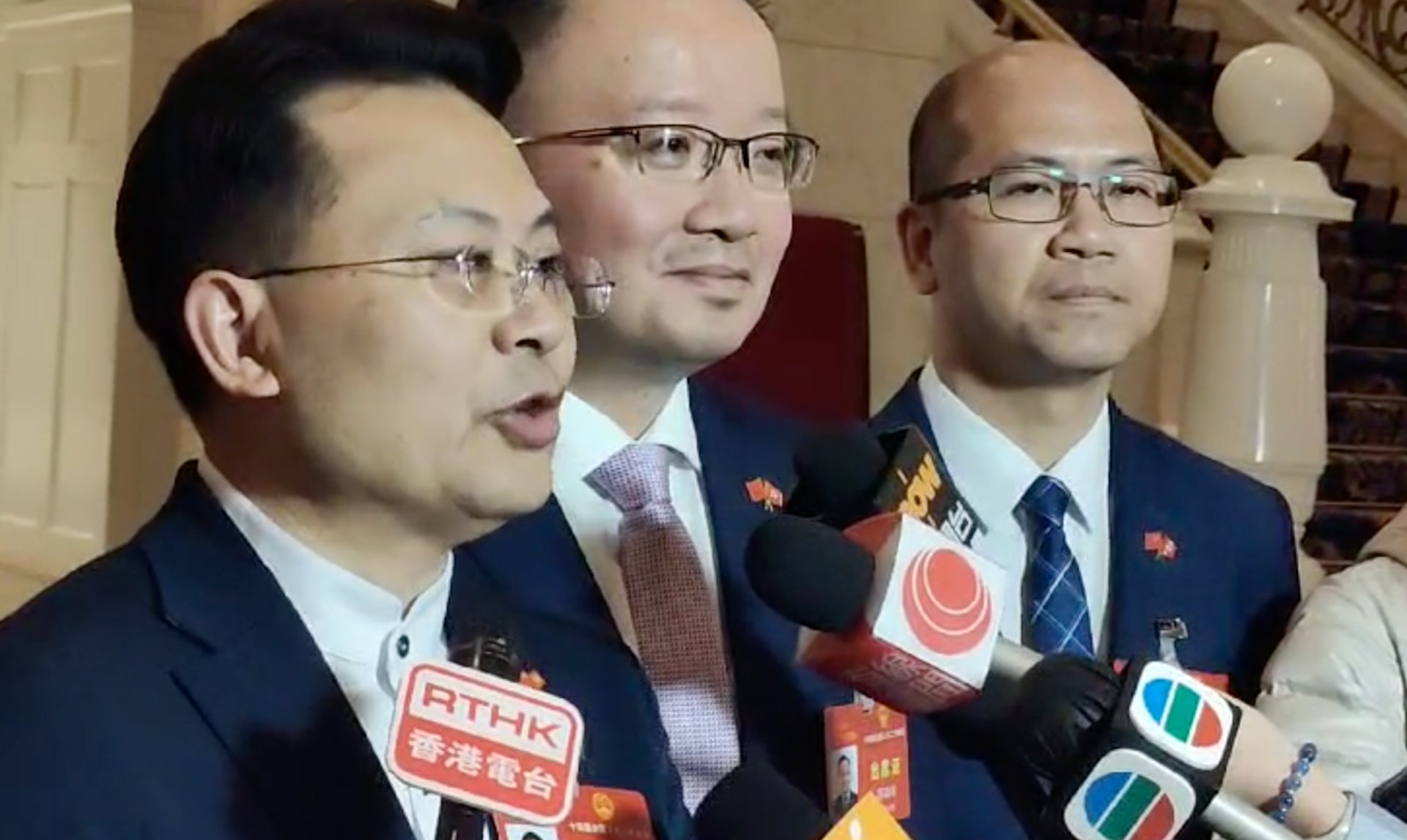 陳勇(左)指港區全國人大下午審議政府工作報告,海關總署等中央官員也有代表出席(陳勇提供影片截圖) 陳勇(左)指港區全國人大下午審議政府工作報告,海關總署等中央官員也有代表出席(陳勇提供影片截圖)