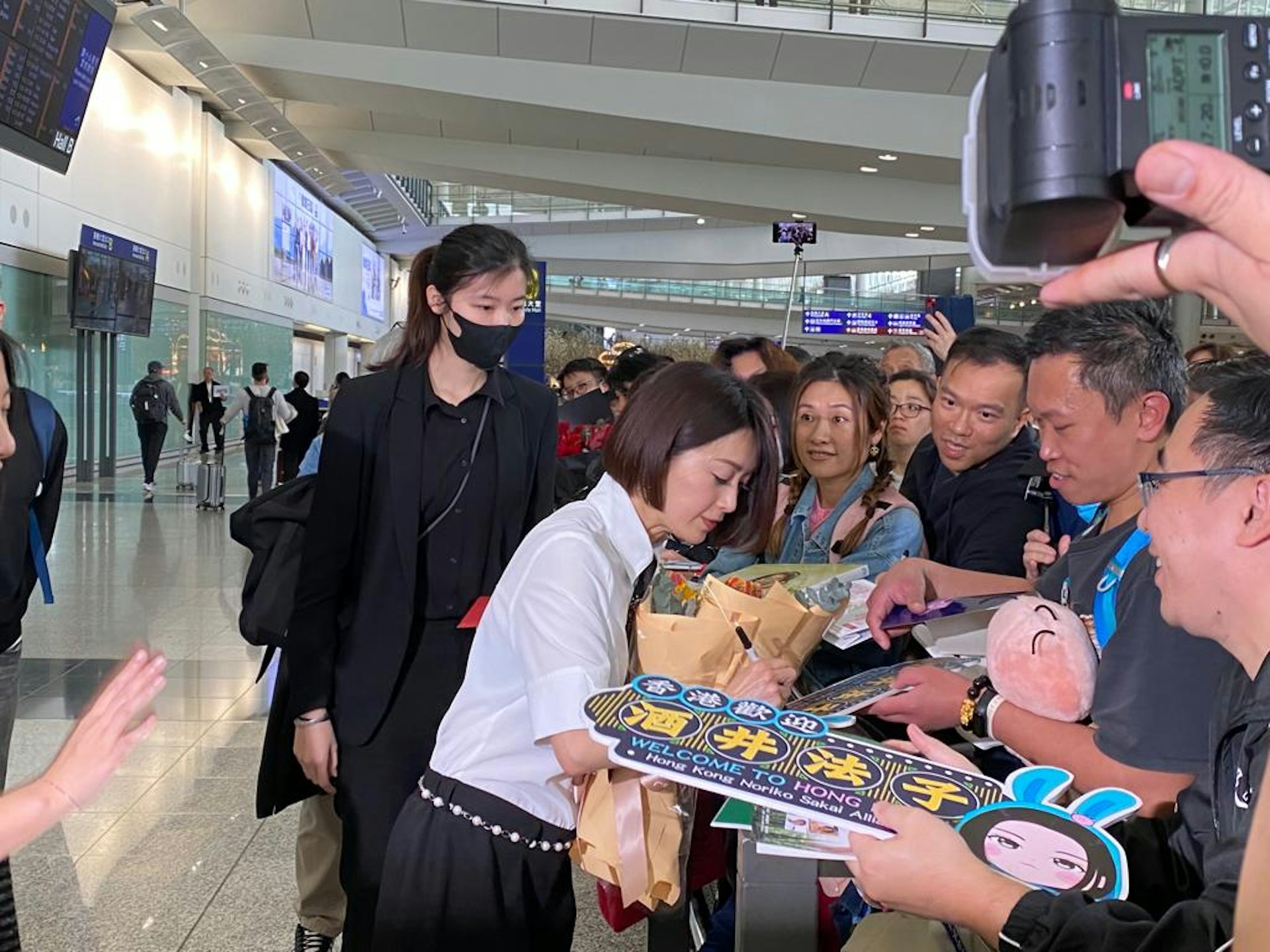 香港機場現場有接近半百酒井法子的歌迷在場迎接酒井法子。(大會提供) 香港機場現場有接近半百酒井法子的歌迷在場迎接酒井法子。(大會提供)
