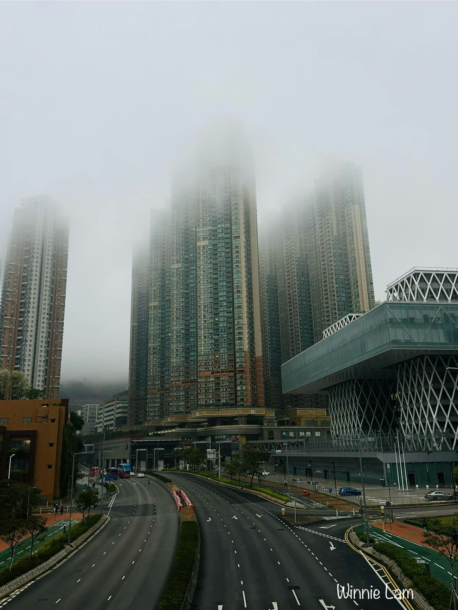 3月5日全港大潮湿，「雾都」将军澳早上有浓雾，大厦高层被云雾掩盖。（Winnie Lam提供图片）