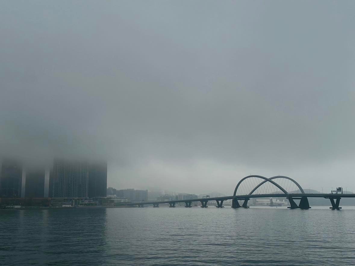 3月5日全港大潮湿，「雾都」将军澳早上有浓雾，日出康城的高楼大厦高层被云雾掩盖。（Winnie Lam提供图片）