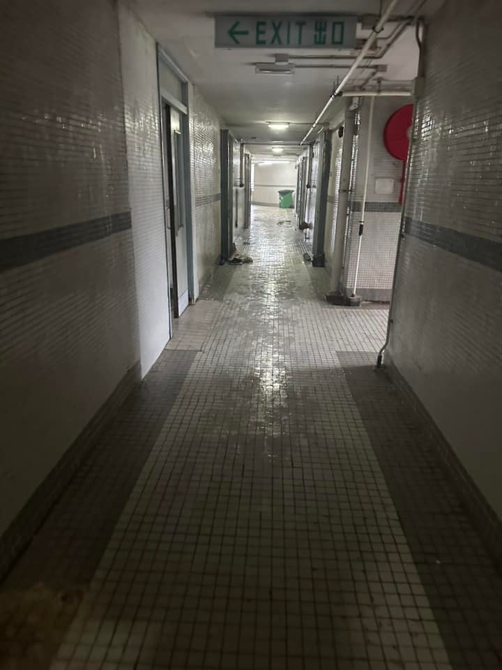 3月5日全港大潮湿，「雾都」将军澳翠林邨走廊地面及墙身都是水，形容「成条走廊湿到可以溜冰」。（Pinky Wong上载至Facebook专页「将军澳主场」）