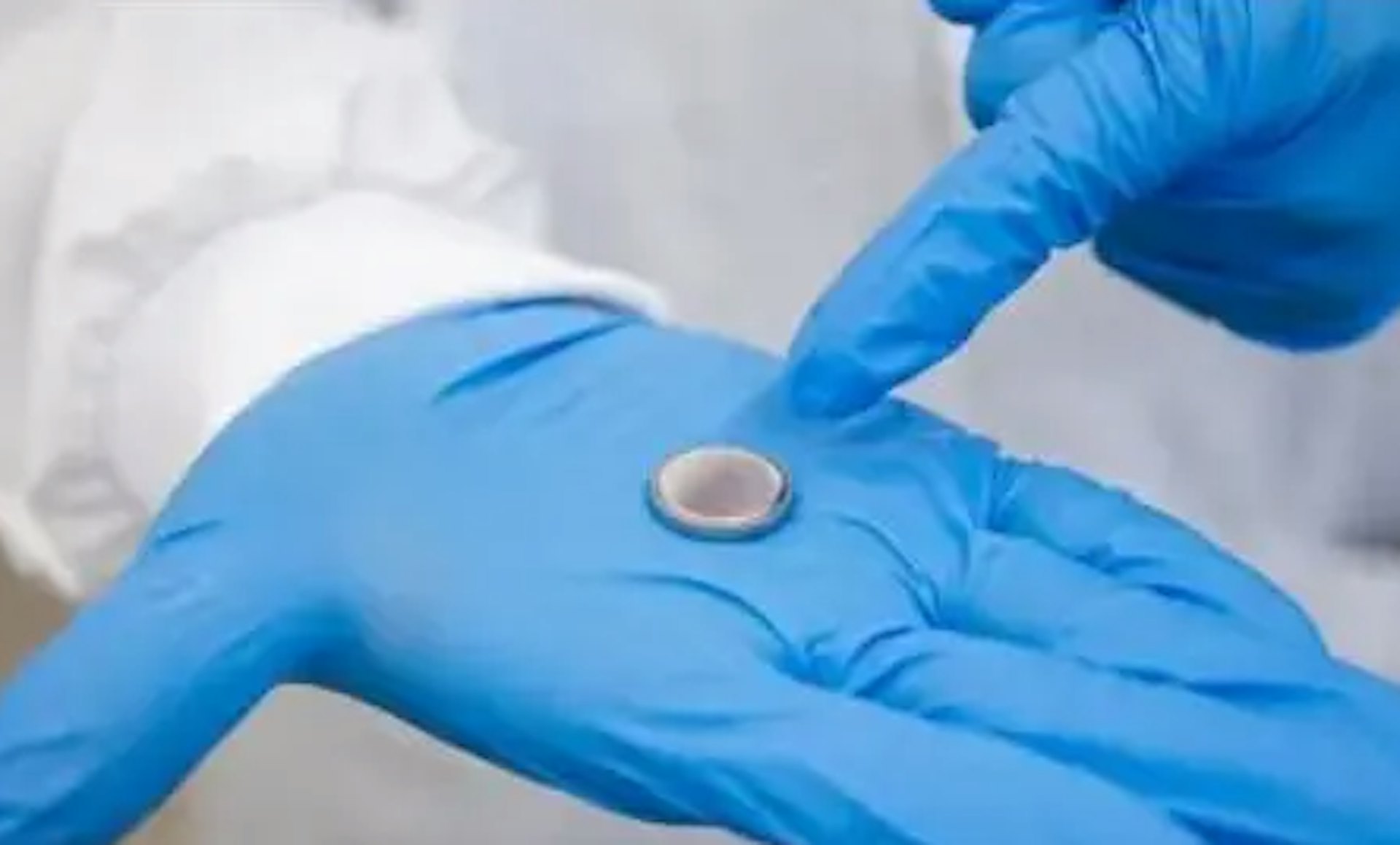 目前，研究團隊已經開發出用於鐘錶的硬幣大小的水基電池原型。（網上圖片）