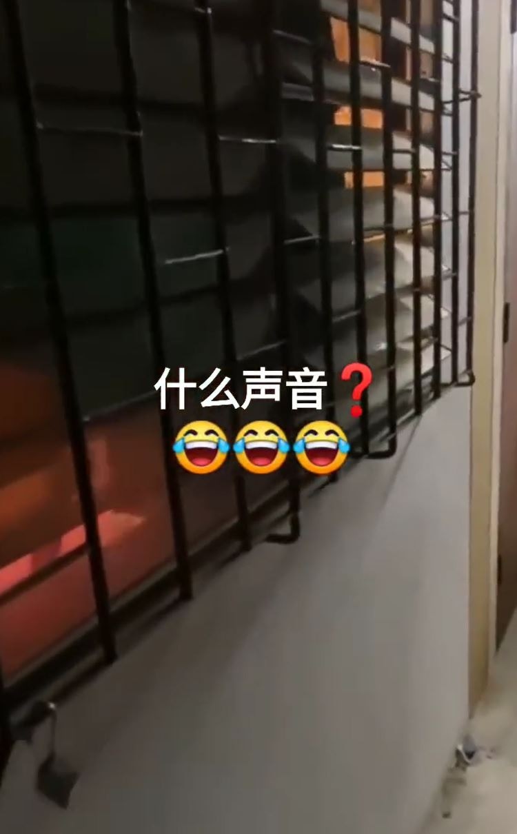 拍攝者愈走愈近，一度走到窗邊，打算拍攝屋內情況，但被玻璃窗遮擋，無法拍得實際情況。（facebook群組「靠北靠母」影片截圖）