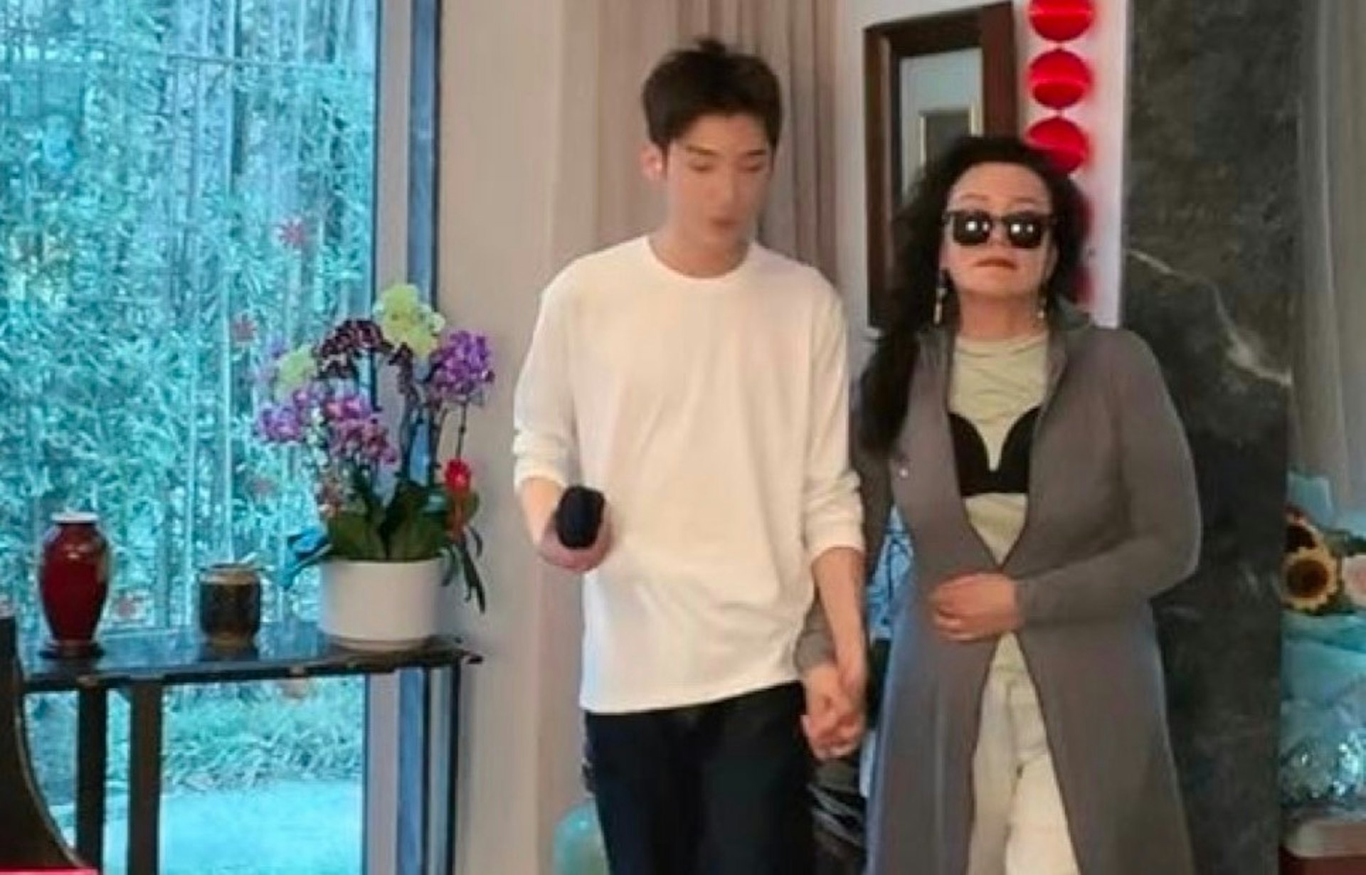 張蘭模仿大S靈堂打扮(微博圖片) 張蘭模仿大S靈堂打扮(微博圖片)