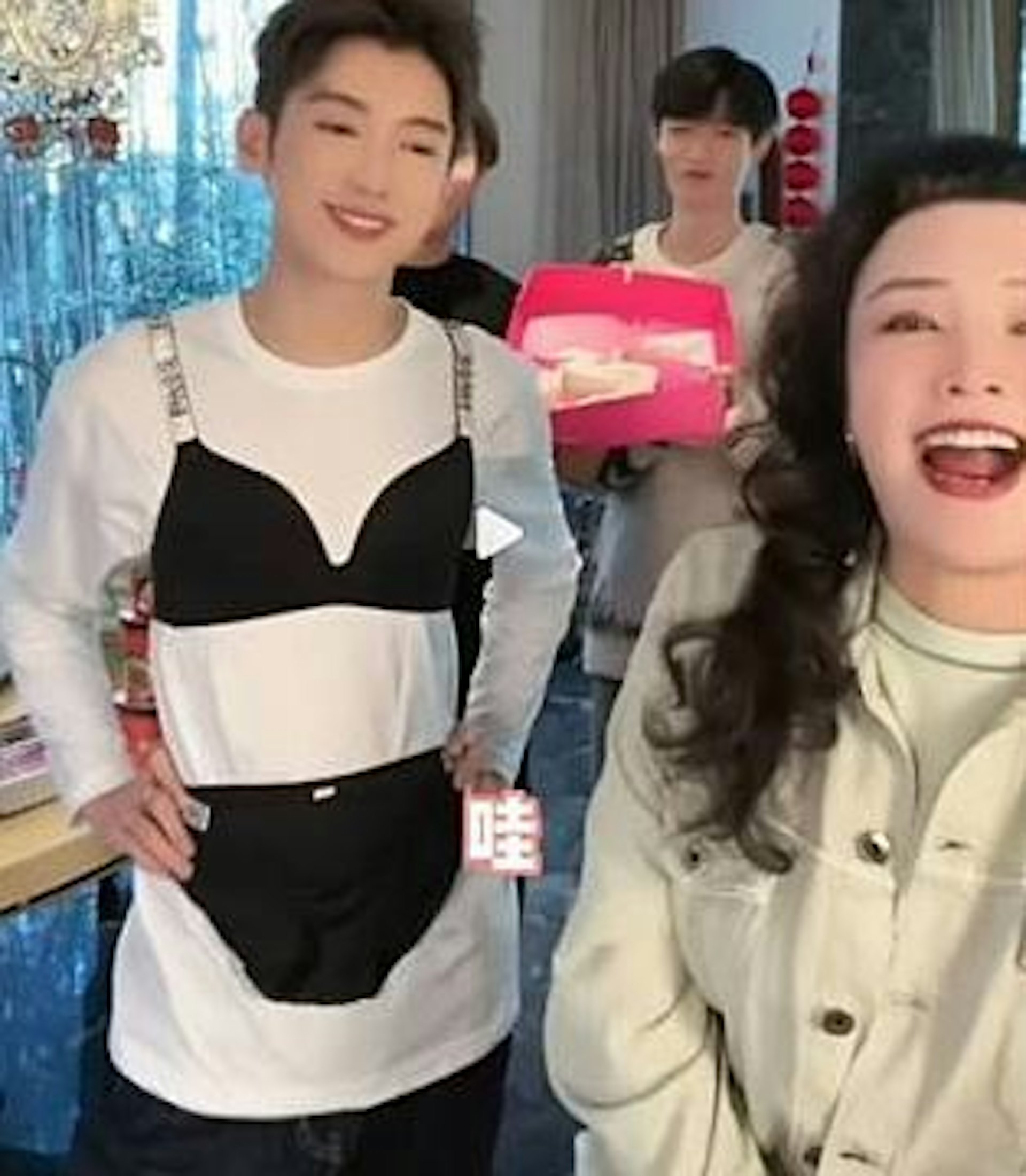 張蘭模仿大S靈堂打扮(微博圖片) 張蘭模仿大S靈堂打扮(微博圖片)