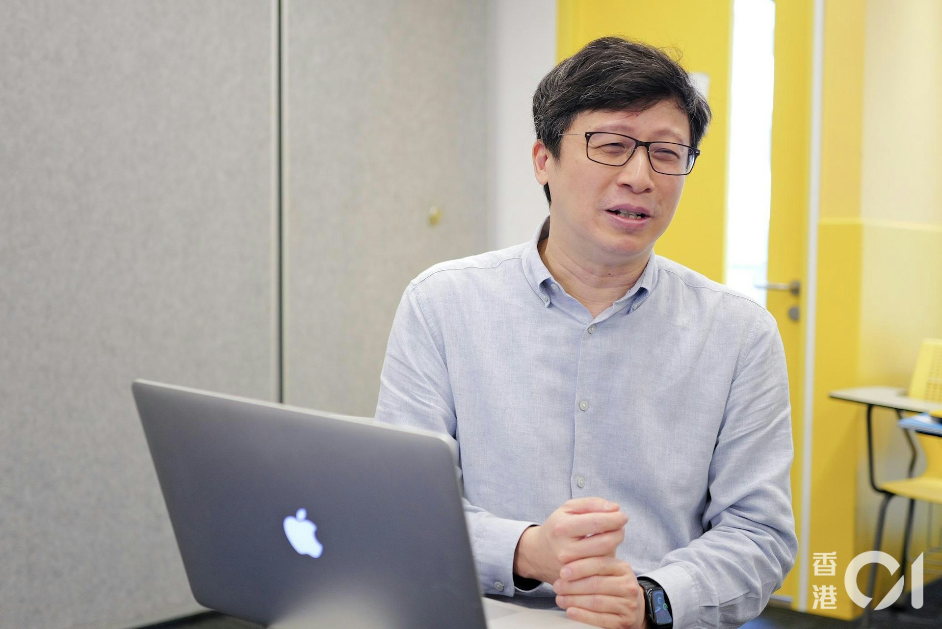 香港真光中學資訊科技主任夏志雄老師認為,如果學生於使用ChatGPT時感到驚喜,將可能吸引同學持績使用,有效幫助學習。(歐嘉樂攝) 香港真光中學資訊科技主任夏志雄老師認為,如果學生於使用ChatGPT時感到驚喜,將可能吸引同學持績使用,有效幫助學習。(歐嘉樂攝)