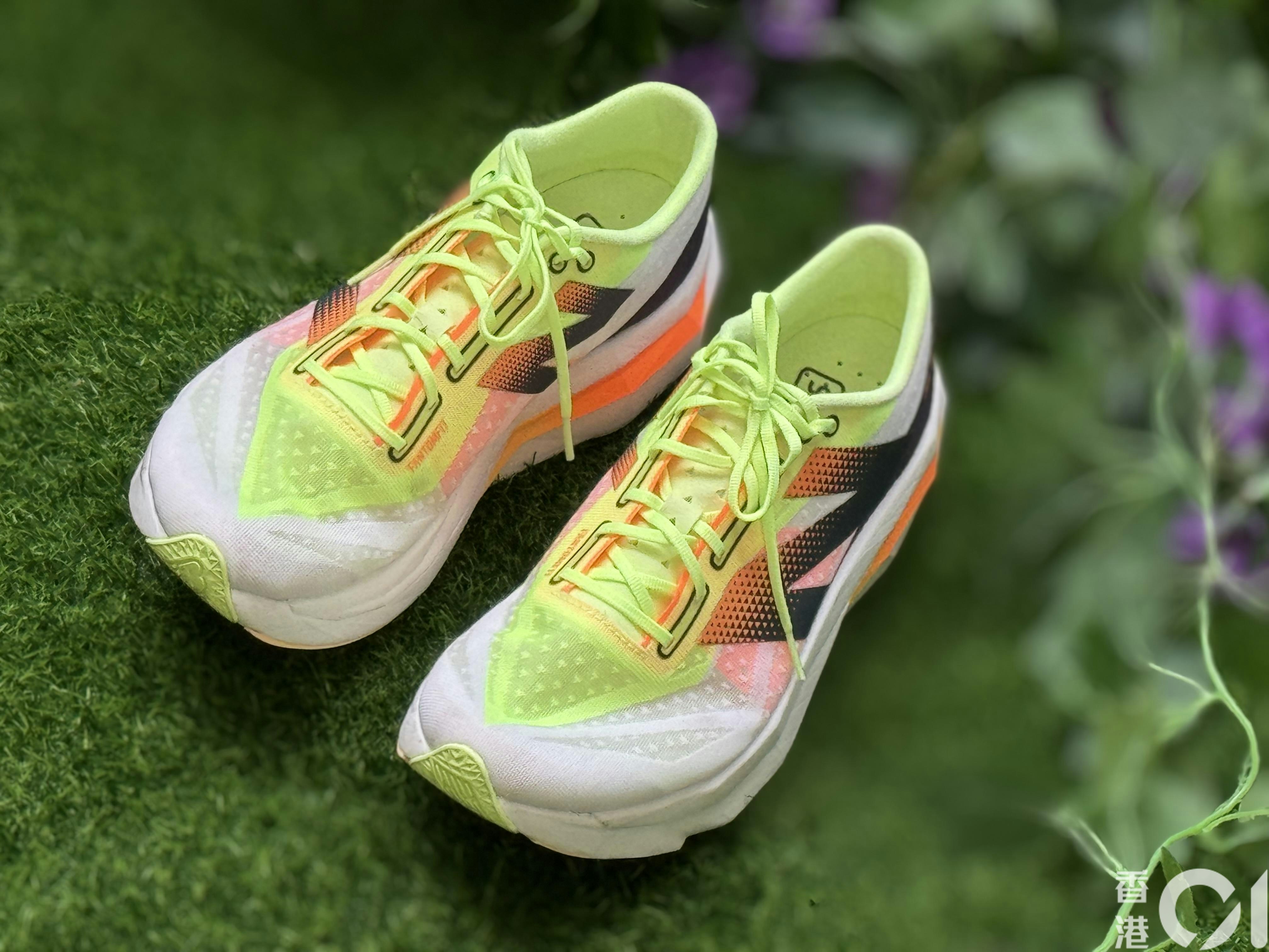スパイク・シューズ FuelCell SC ELITE v4 New Balance FuelCell SuperComp Elite V4 Review - Cushioned