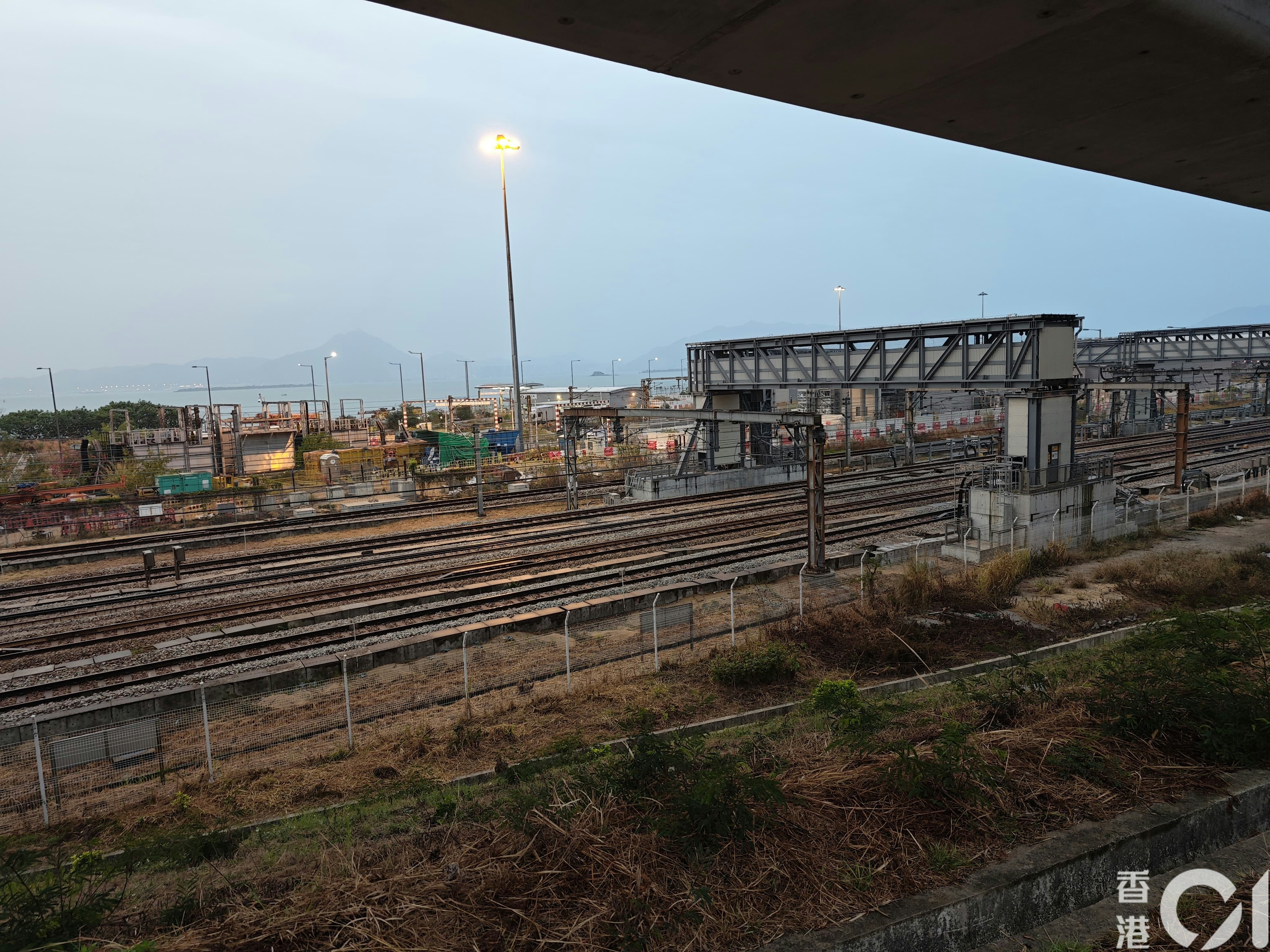 男子在小蠔灣車廠遭工程車撞到重傷。(資料圖片)
