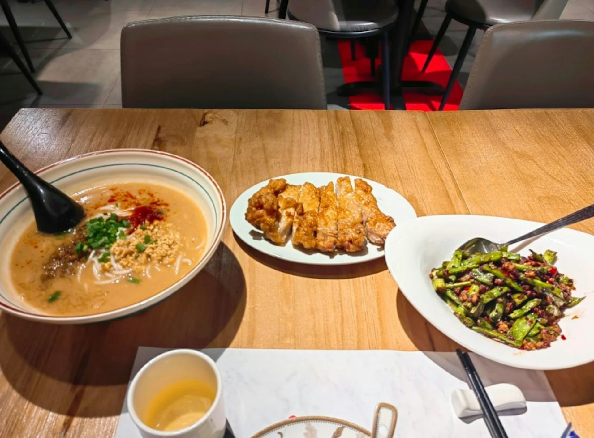 有女生發帖表示遊港期間到1間上海菜館用餐,只點了1碗排骨麵及1碟四季豆,埋單就要300港元。(小紅書圖片) 有女生發帖表示遊港期間到1間上海菜館用餐,只點了1碗排骨麵及1碟四季豆,埋單就要300港元。(小紅書圖片)