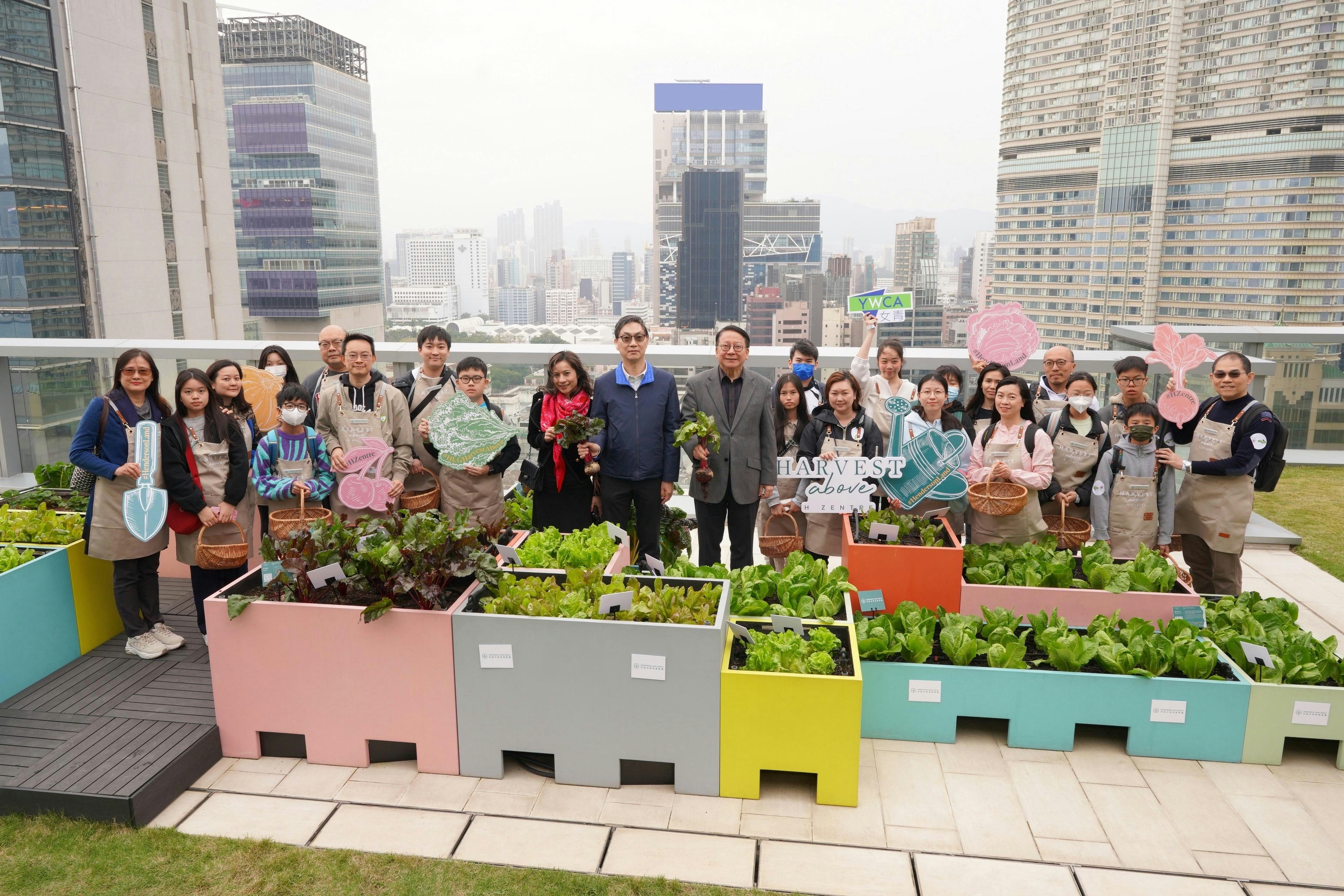 共創明Teen｜恒基安排100學員及友師到商廈天台農圃體驗農夫日常