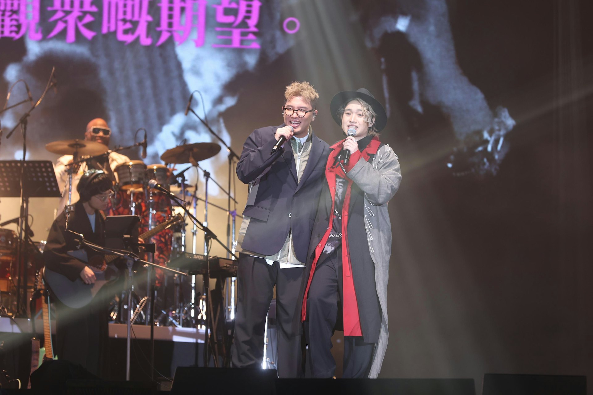 吳林峰、柳應廷唱完《樂壇已死》後,原本由& The Duo Band緊接出場,但就發生了舞台意外。(葉志明攝) 吳林峰、柳應廷唱完《樂壇已死》後,原本由& The Duo Band緊接出場,但就發生了舞台意外。(葉志明攝)