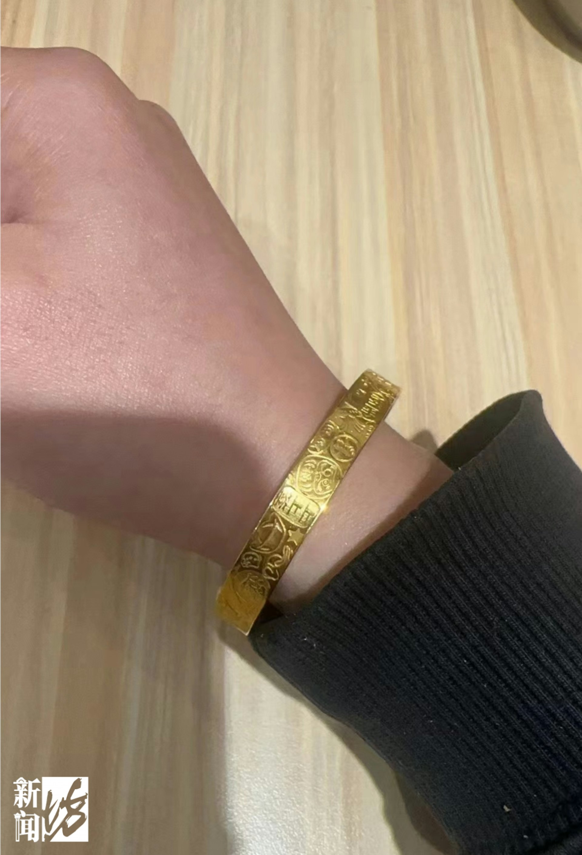 李先生報案稱,太太早前在網上二手交易平台購入一隻「足金999」金手鐲,但收到貨後發現手鐲分量極輕,懷疑被騙。(新聞坊) 李先生報案稱,太太早前在網上二手交易平台購入一隻「足金999」金手鐲,但收到貨後發現手鐲分量極輕,懷疑被騙。(新聞坊)