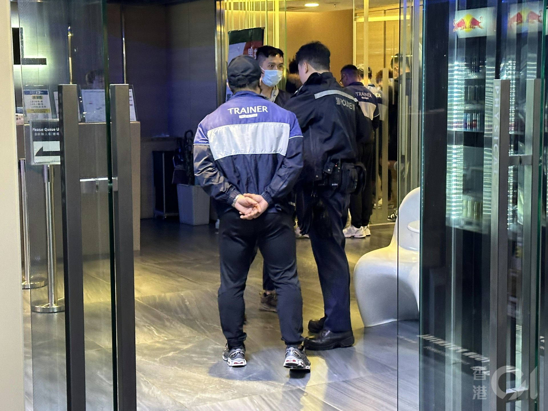 健身室教練在場協助調查。(黃學潤攝) 健身室教練在場協助調查。(黃學潤攝)