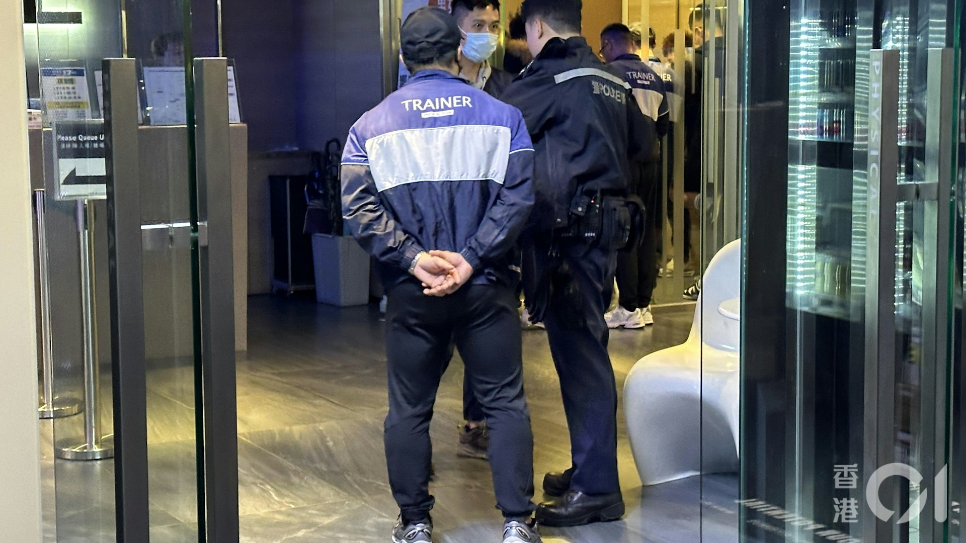 荃灣健身教練遭男子上門對質 警列糾紛 荃灣健身教練遭男子上門對質 警列糾紛
