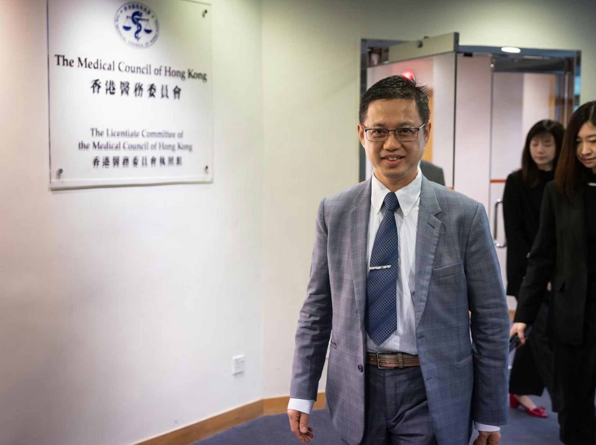 婦產科名醫孫錫鴻被指向醫務中心女員工發出性騷擾言論,他今日出席醫委會聆訊。(廖雁雄攝) 婦產科名醫孫錫鴻被指向醫務中心女員工發出性騷擾言論,他今日出席醫委會聆訊。(廖雁雄攝)