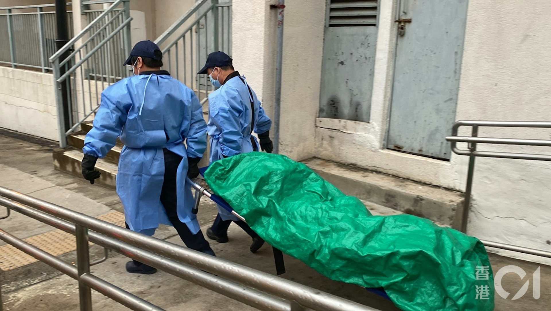 仵工將死者屍體舁送殮房。(陳浩然攝) 仵工將死者屍體舁送殮房。(陳浩然攝)