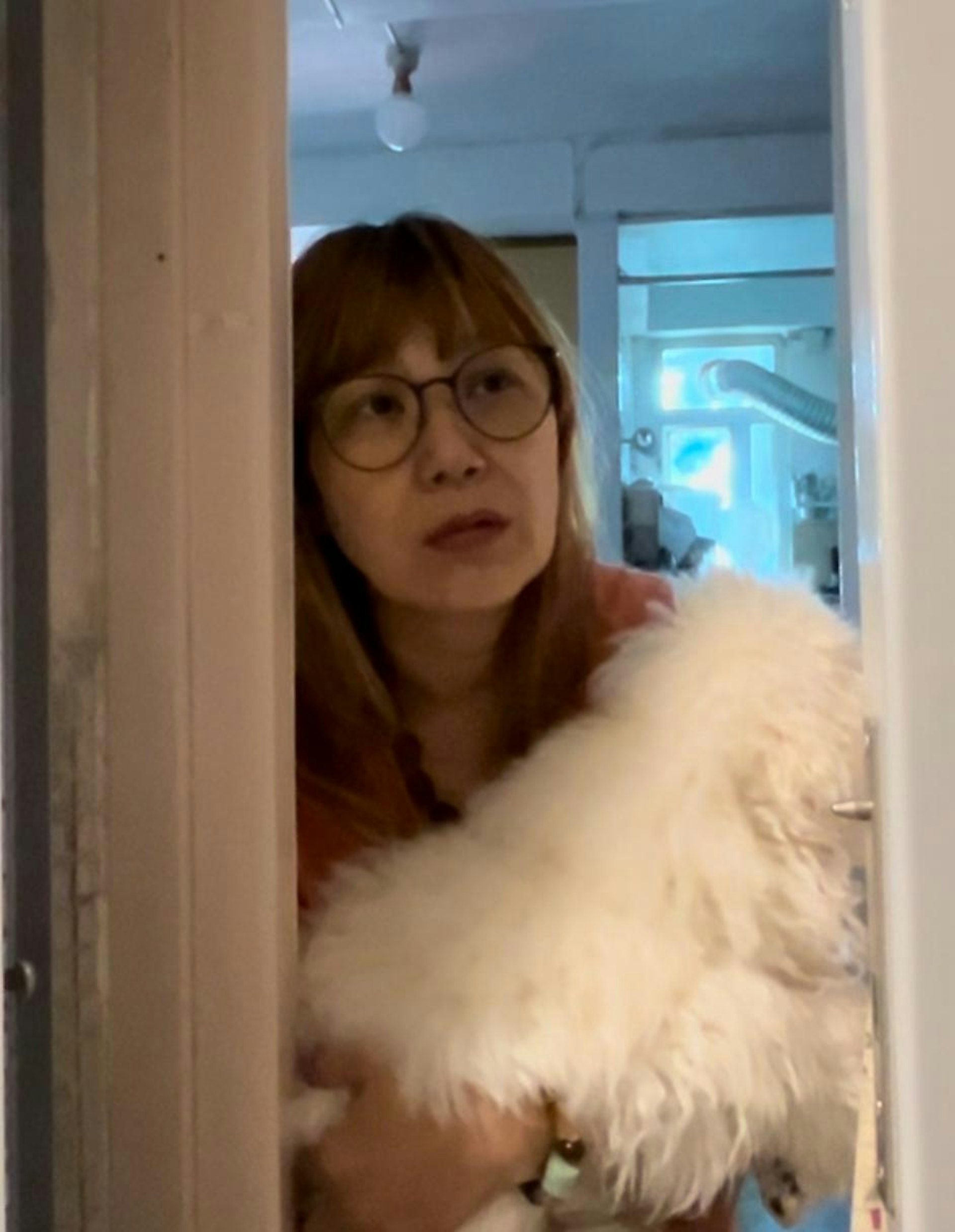 住對面的陳女士,用滅火筒救火。 住對面的陳女士,用滅火筒救火。