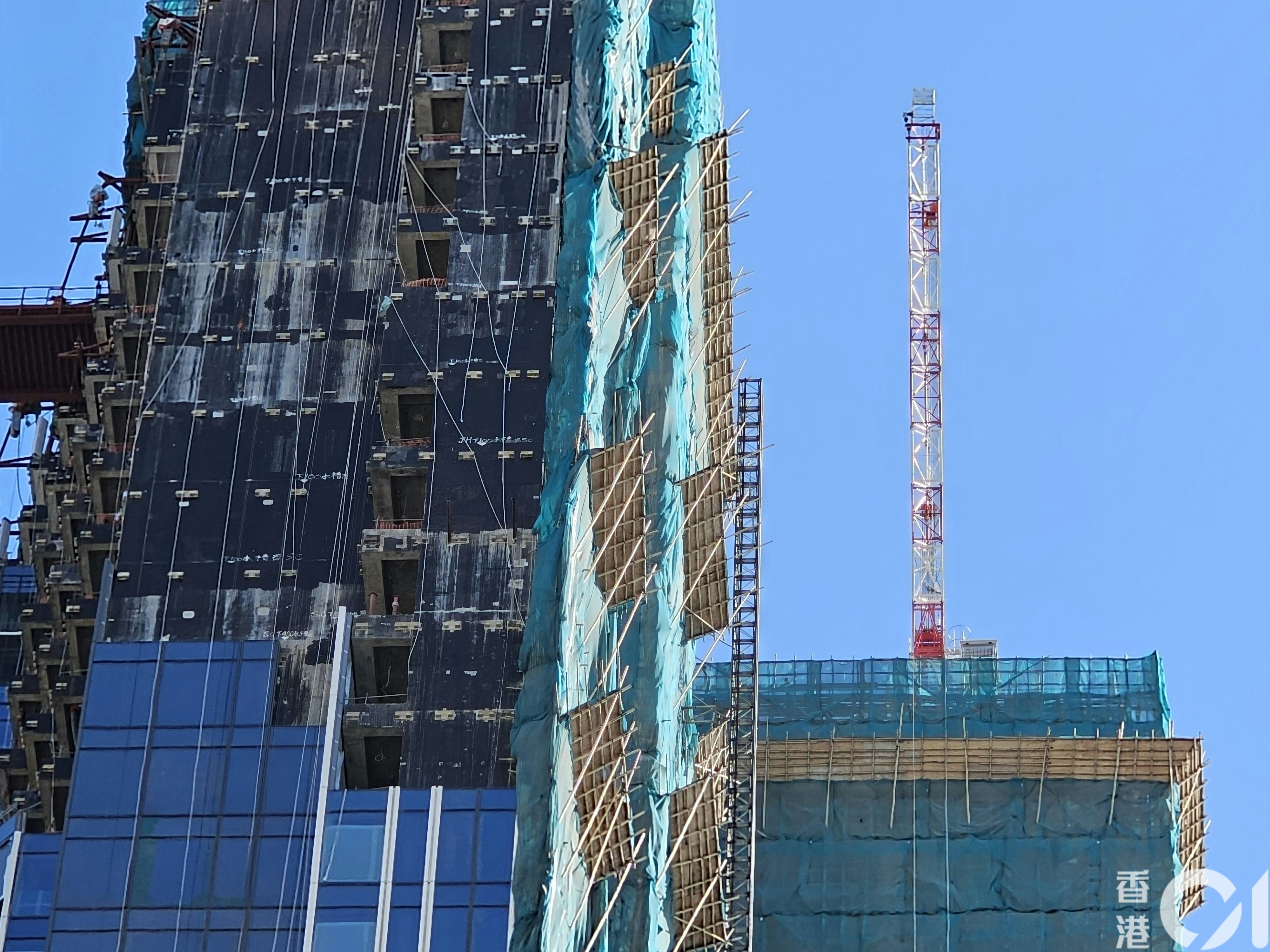 海員之家重建地盤墮玻璃｜總承建商華營：分判商吊運幕牆玻璃爆裂