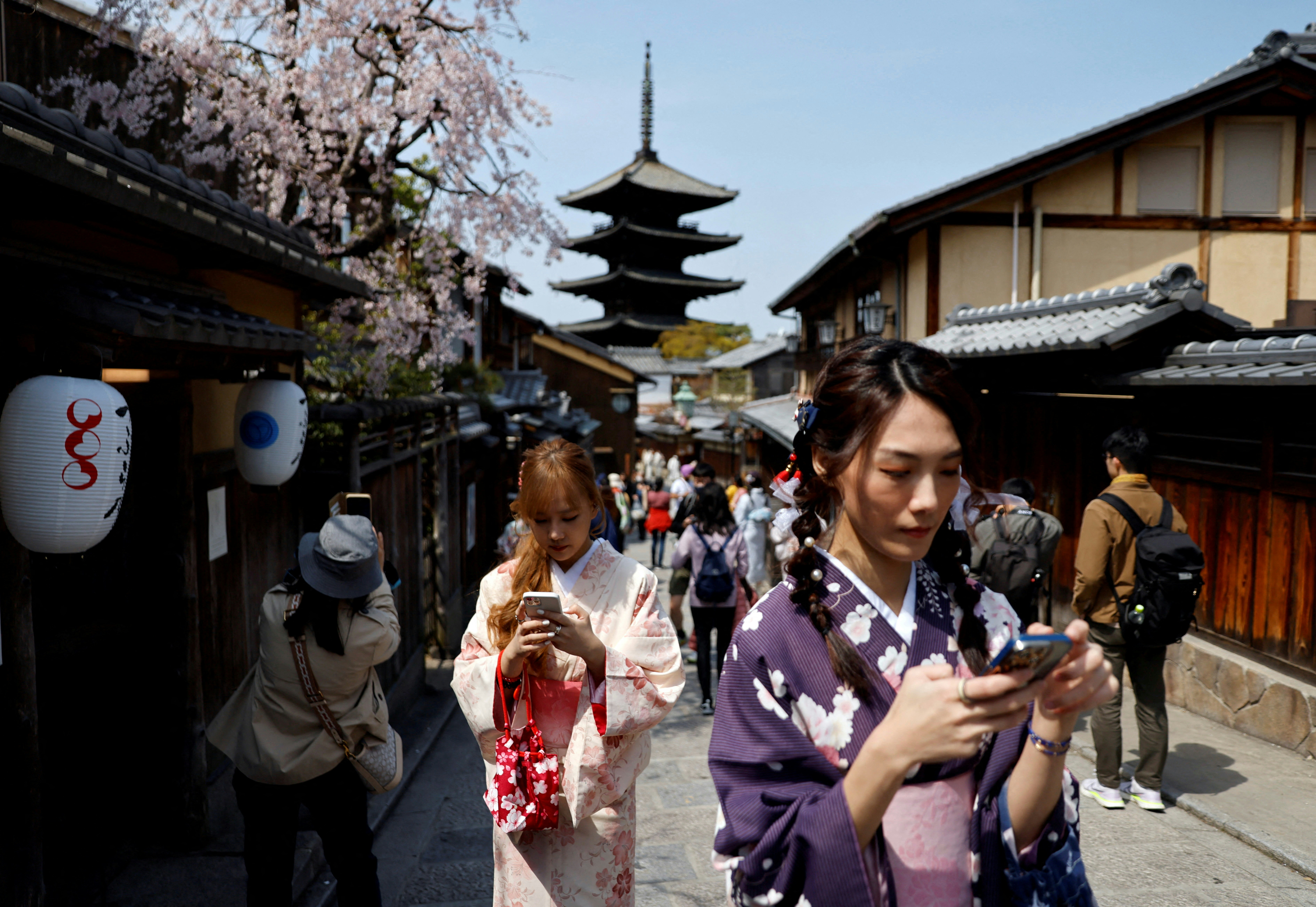 日本确诊个案宗数创历史新高，且已现踪乡郊地区，看来这不是游客并不是能单纯通过离开大城市，便能躲避的问题。它可导致手脚坏死甚至死亡，它死亡率高达30%；曾有长者感染后48小时内死亡的病例。图为2022年6月29日，租用并穿上和服的女子行经日本东京浅草。（Getty）