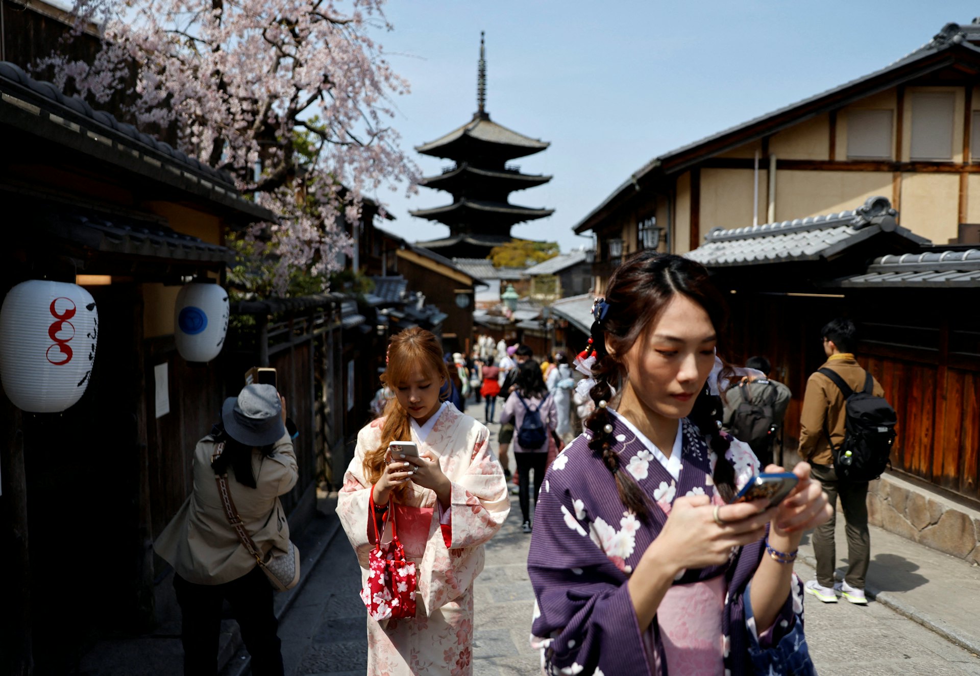 圖為2023年3月30日,一群遊客走在日本京都清水寺附近的街道上。(Reuters) 圖為2023年3月30日,一群遊客走在日本京都清水寺附近的街道上。(Reuters)