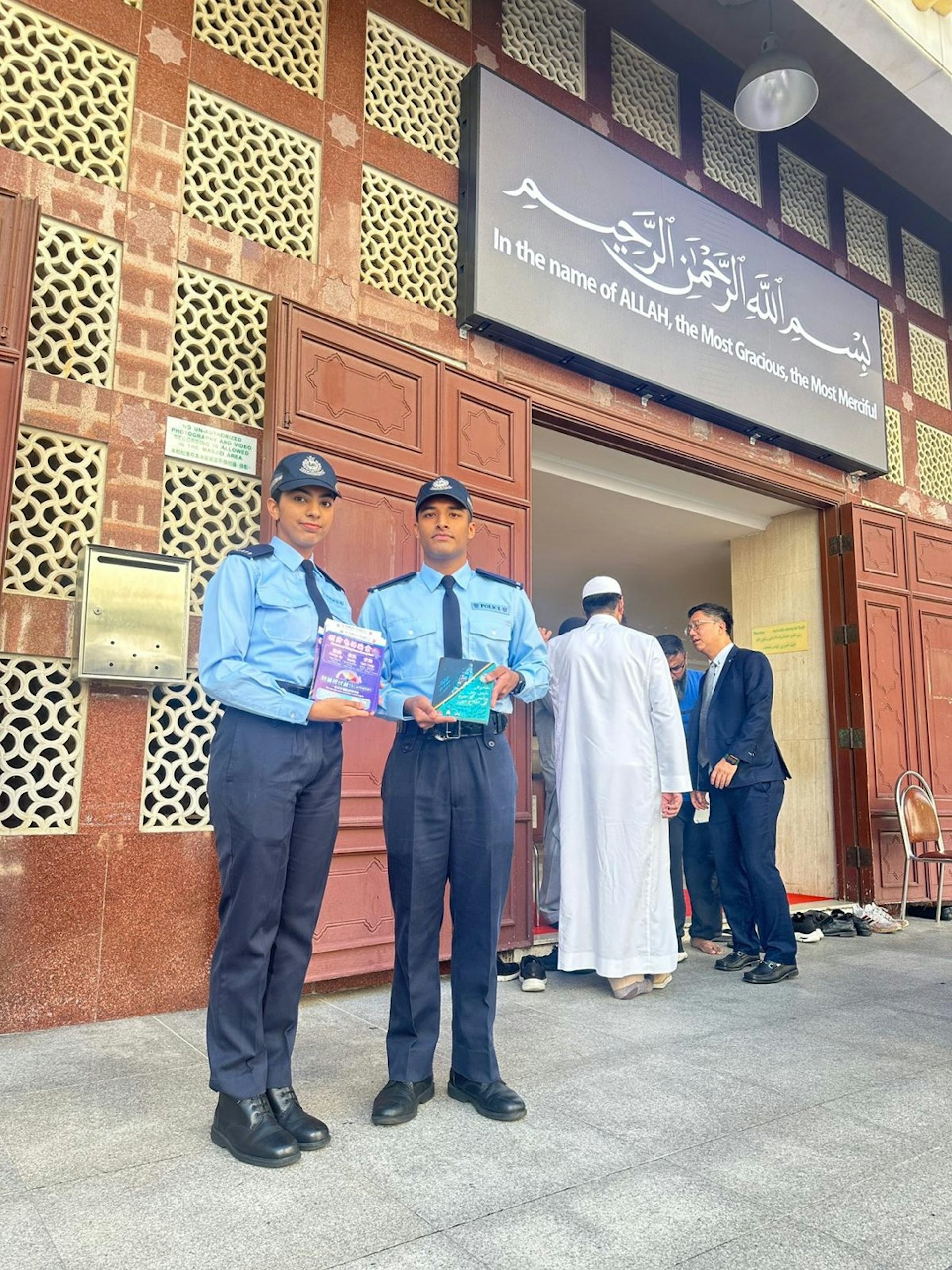 黃大仙警區警區軍裝巡邏小隊警員莎瑪、油麻地分區軍裝巡邏小隊警員阿南文,於清真寺派發傳單。(警方提供圖片) 黃大仙警區警區軍裝巡邏小隊警員莎瑪、油麻地分區軍裝巡邏小隊警員阿南文,於清真寺派發傳單。(警方提供圖片)