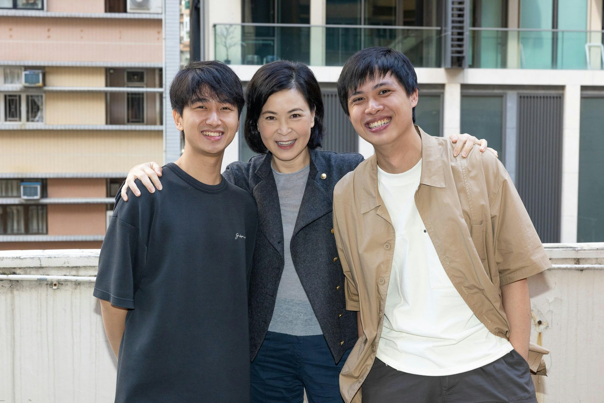 (左起)導演暨編劇譚善揚、蘇玉華、導演林善,由於年紀輕輕,起初劇組都對二人有點不放心,直至獲得秋生的認同。(《不赦之罪》劇照) (左起)導演暨編劇譚善揚、蘇玉華、導演林善,由於年紀輕輕,起初劇組都對二人有點不放心,直至獲得秋生的認同。(《不赦之罪》劇照)