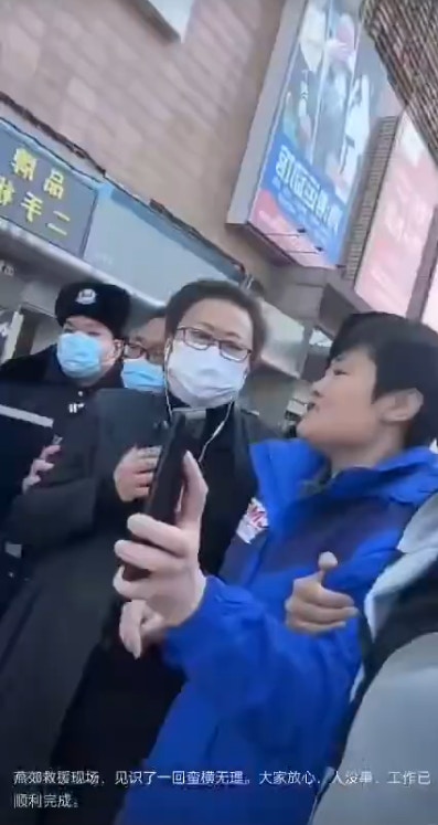 央媒記者許夢哲發布了自己在爆炸現場採訪時被十幾名警察推搡阻攔的影片，影片中可見穿著帶有「CMG 中央廣播電視總台」標誌的許夢哲說，「我們三個央視記者被十幾個人推搡啊……」（影片截圖）