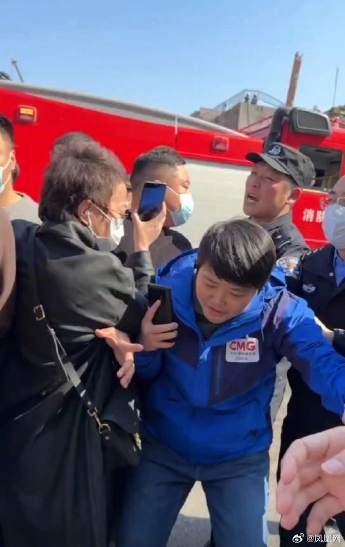 央媒記者許夢哲在爆炸現場採訪時被十幾名警察推搡阻攔。（微博）