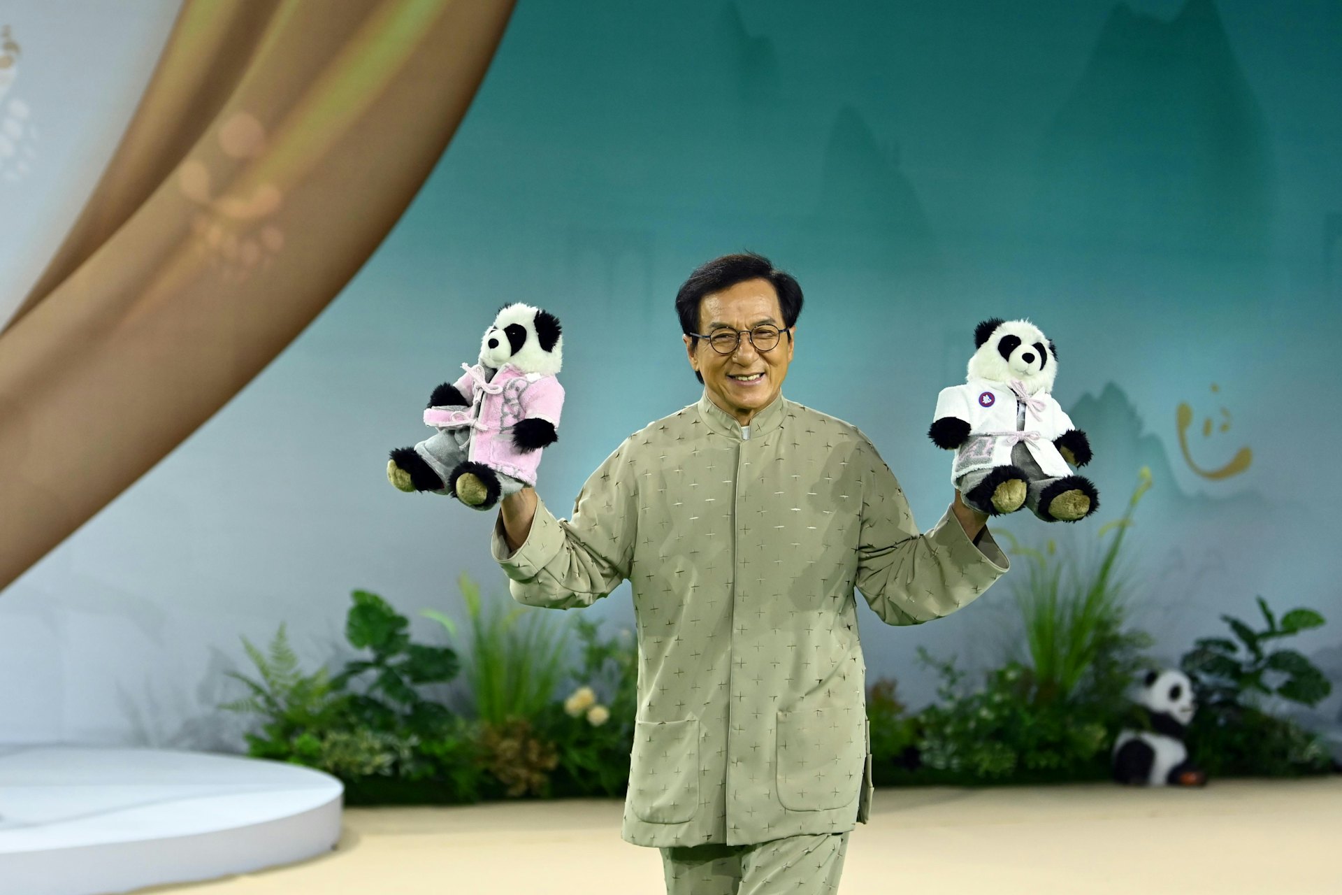 去年9月出席活動時依然精神奕奕。(視覺中國) 去年9月出席活動時依然精神奕奕。(視覺中國)