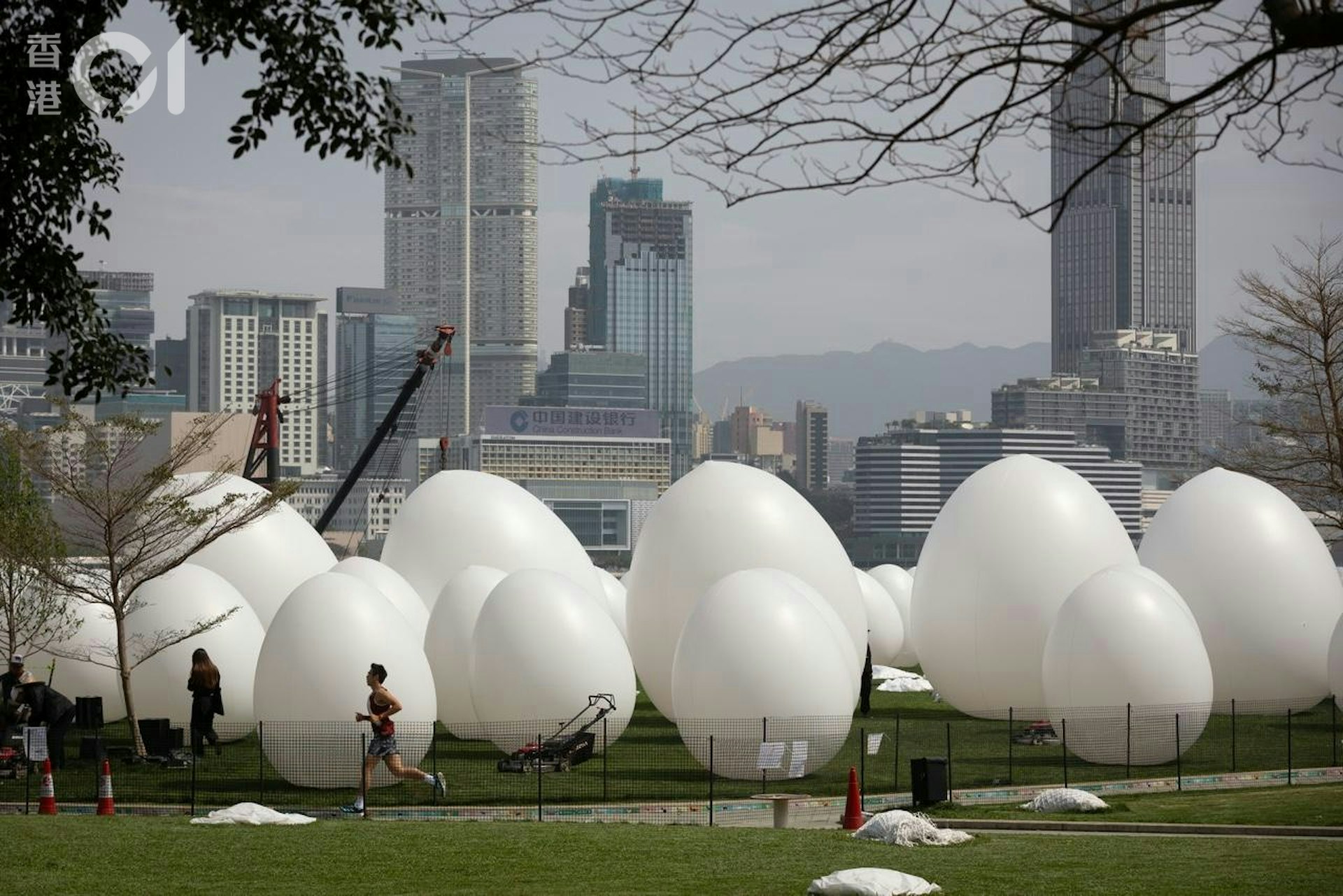 部分展品已率先放置在添馬公園。(資料圖片) 部分展品已率先放置在添馬公園。(資料圖片)