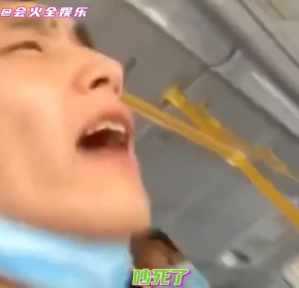 「快乐小赵」2020年在搭乘巴士时「大骂乘客」爆红，随后又因常PO出一些幽默影片，受到许多年轻族群喜爱。（微博@会火全娱乐）