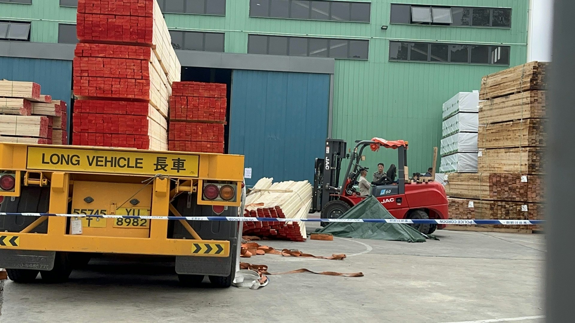 現場所見,一梱木方跌在地上,警方用帳篷遮蓋死者遺體。(黃煦緻攝)