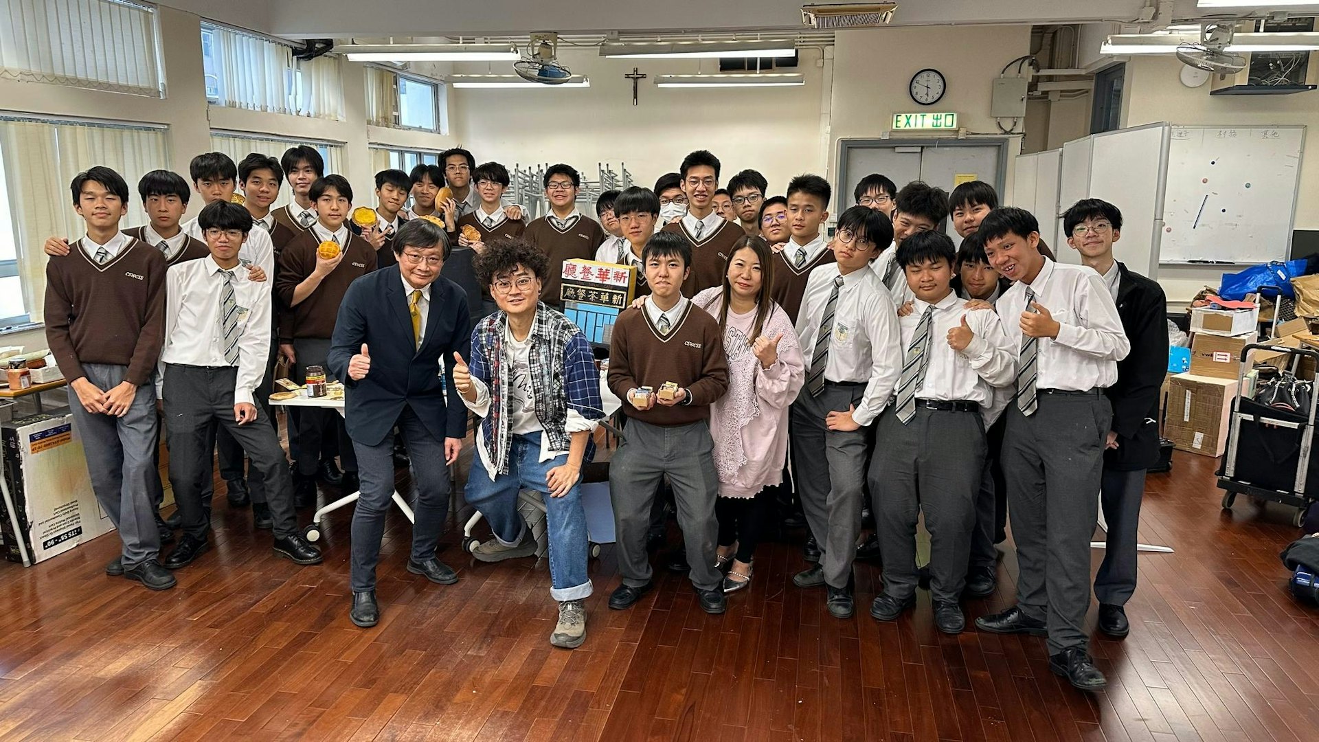 市建局聯同微型藝術家戴佑安(安泰)、長沙灣天主教中學合辦「發現你的色彩生活」。(張家倫攝) 市建局聯同微型藝術家戴佑安(安泰)、長沙灣天主教中學合辦「發現你的色彩生活」。(張家倫攝)