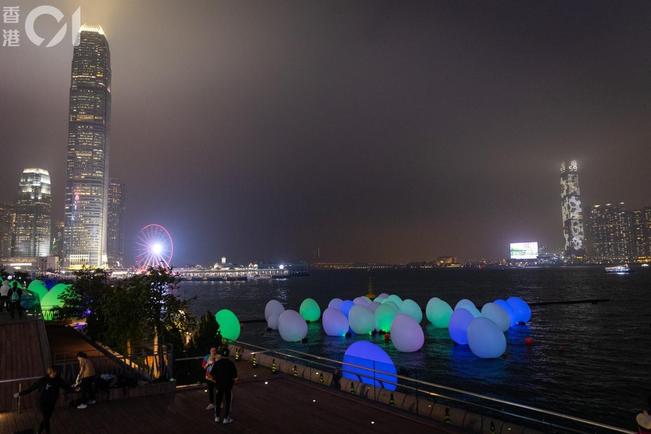 「teamLab：光涟」本月25日开始，艺术团队近日于晚上7时至8时「试灯」，3月15日晚放置在海上的「巨蛋」亮起不同颜色灯。（廖雁雄摄）