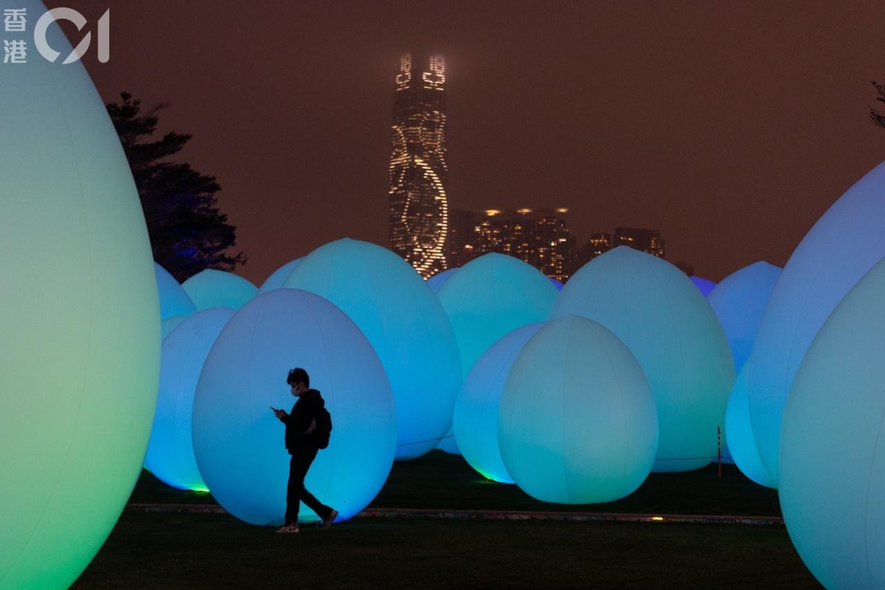 「teamLab：光涟」本月25日开始，艺术团队近日于晚上7时至8时「试灯」，3月15日晚放置在公园及海上的「巨蛋」亮起不同颜色灯，工作人员在展场范围内检查。（廖雁雄摄）