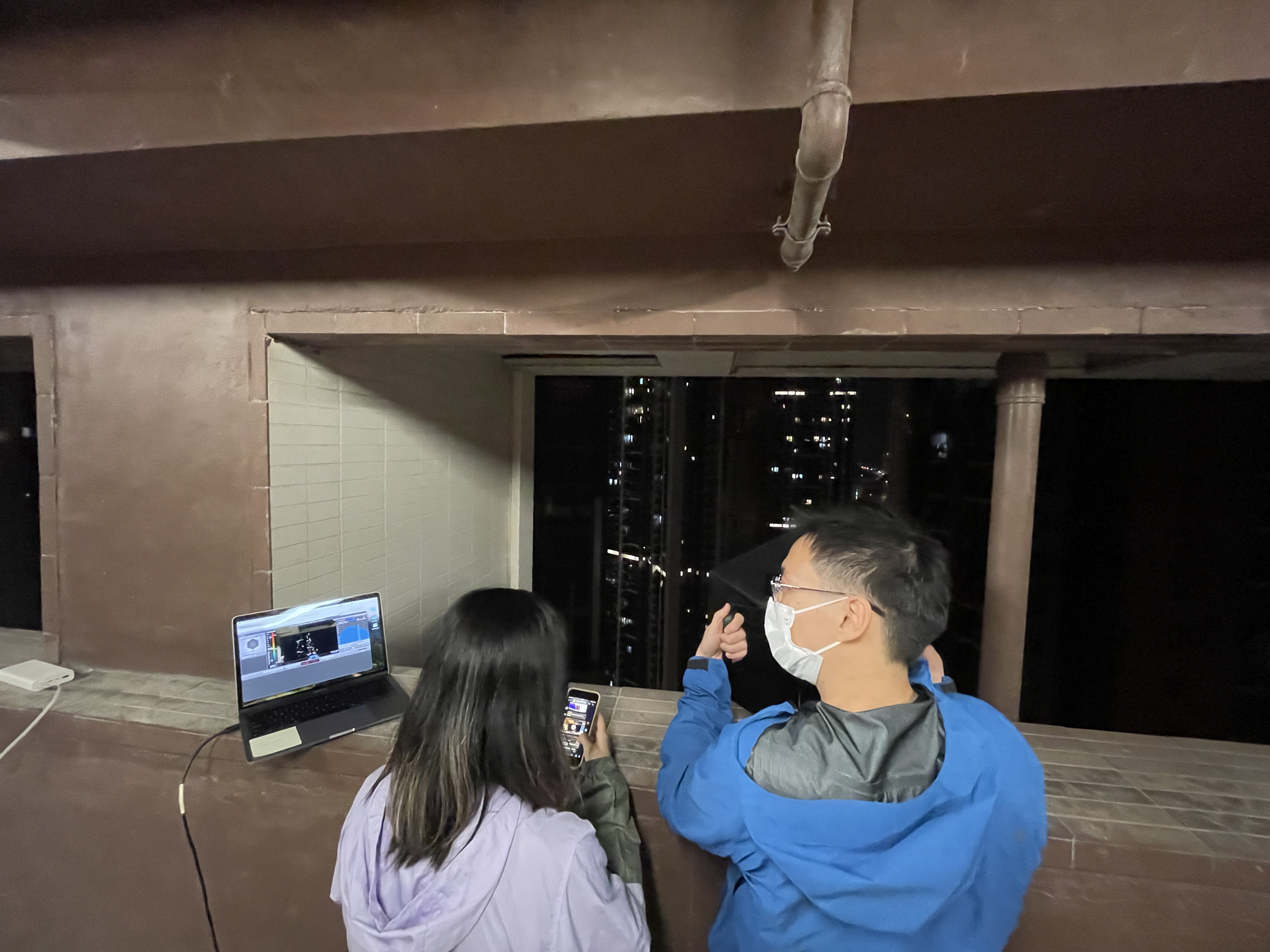 环保署人员于深夜时段在现场运用高科技声学相机作侦测。（政府新闻处）