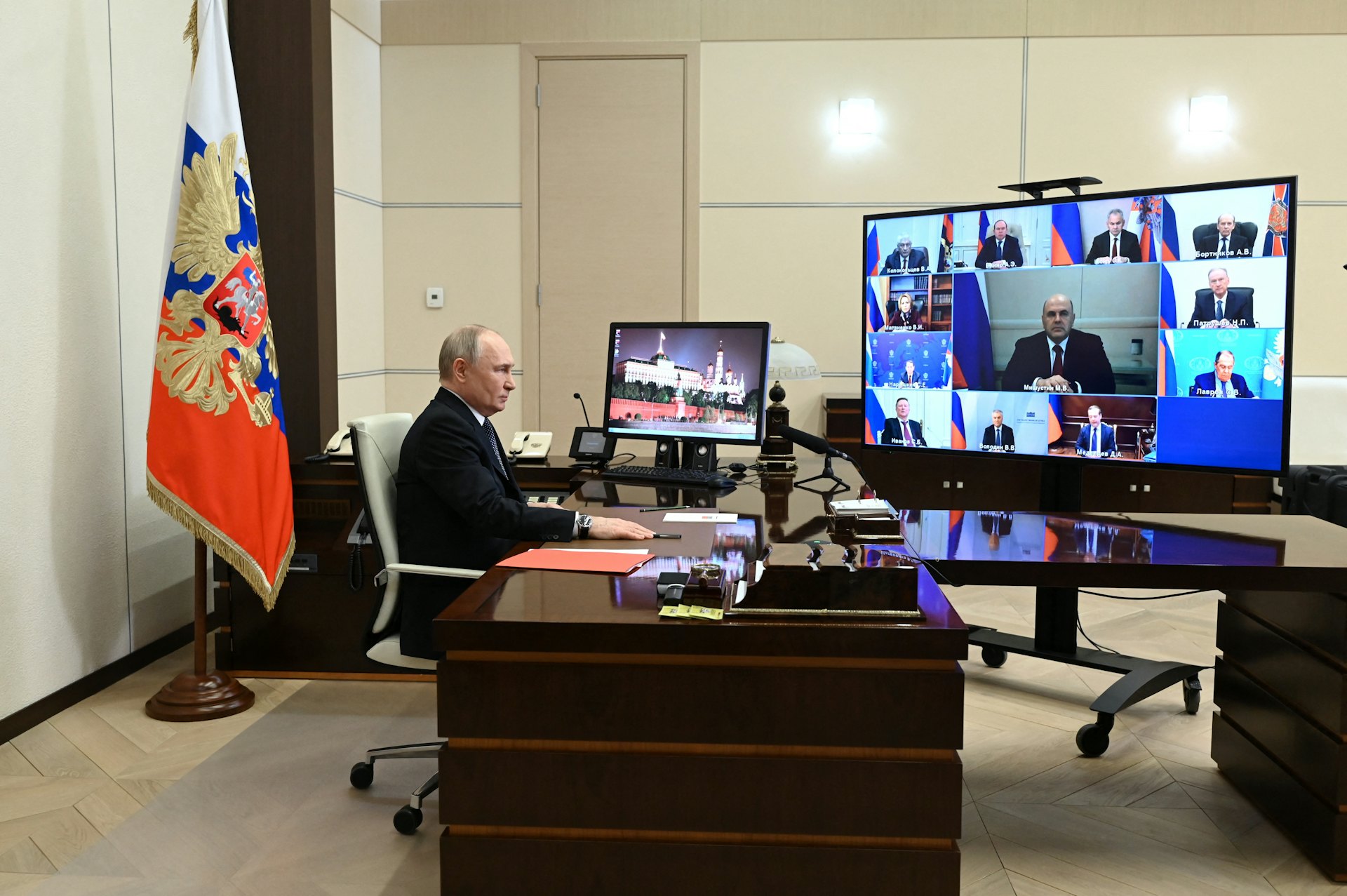 圖為俄羅斯總統普京(Vladimir Putin)2024年3月15日身在莫斯科市郊的新奧加廖沃(Novo-Ogaryovo)的官邸,以視像形式與俄安全會議成員舉行會議。( Sputnik/Pavel Byrkin/Kremlin via REUTERS) 圖為俄羅斯總統普京(Vladimir Putin)2024年3月15日身在莫斯科市郊的新奧加廖沃(Novo-Ogaryovo)的官邸,以視像形式與俄安全會議成員舉行會議。( Sputnik/Pavel Byrkin/Kremlin via REUTERS)