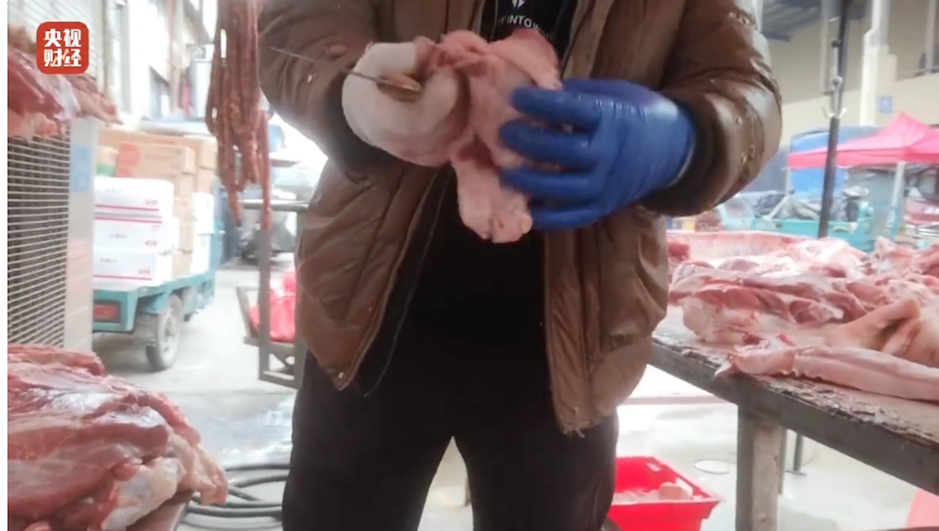 「槽頭肉」是指豬頭與軀幹連接部位的頸脖肉,上面淋巴較多。(影片截圖) 「槽頭肉」是指豬頭與軀幹連接部位的頸脖肉,上面淋巴較多。(影片截圖)