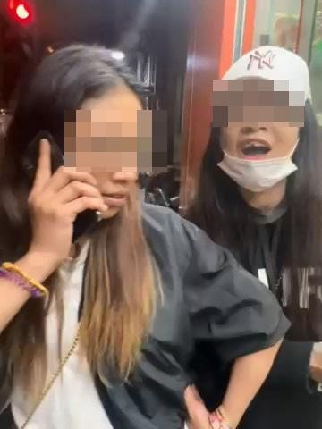 本港網絡流傳1段影片，指有2名港女於7-Eleven便利店購物時插隊打尖，還要「兇」顧客。（影片截圖）
