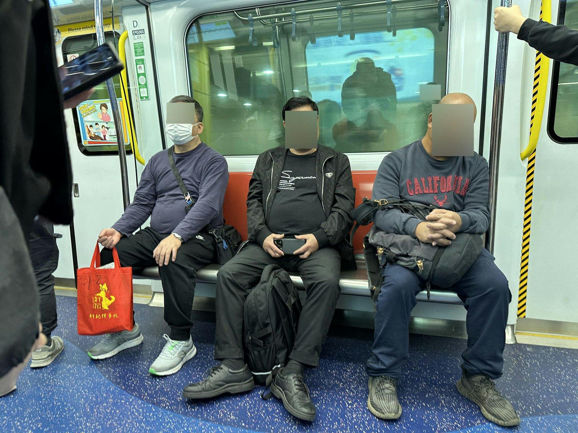 1名乘客在社交平台發文公審,指早前乘坐屯馬線,車廂內卻有3名男子佔坐4人座,「叫都唔郁」。(facebook圖片) 1名乘客在社交平台發文公審,指早前乘坐屯馬線,車廂內卻有3名男子佔坐4人座,「叫都唔郁」。(facebook圖片)