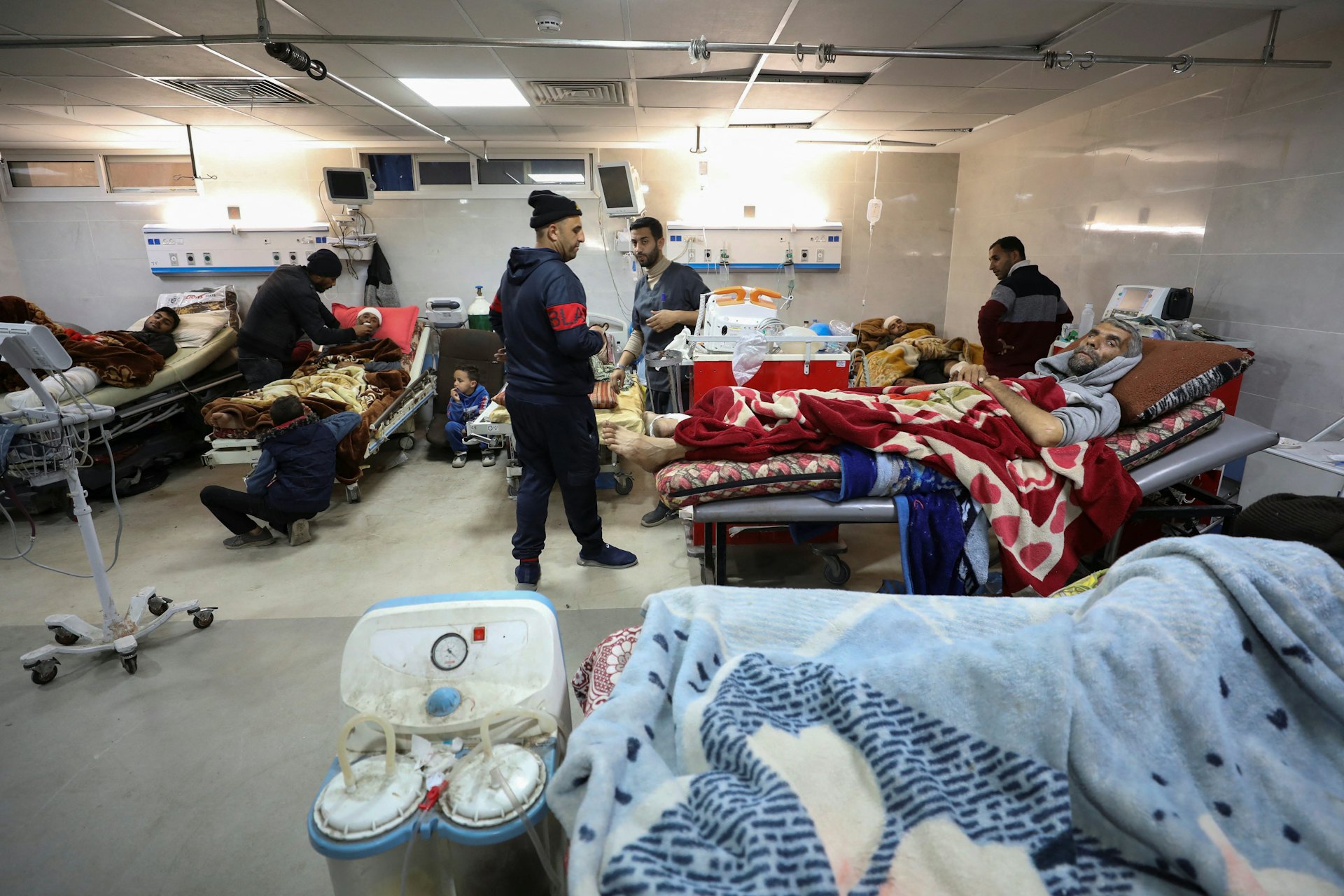圖為2024年3月1日,巴勒斯坦人躺在加沙希法醫院的病床上。(Reuters) 圖為2024年3月1日,巴勒斯坦人躺在加沙希法醫院的病床上。(Reuters)