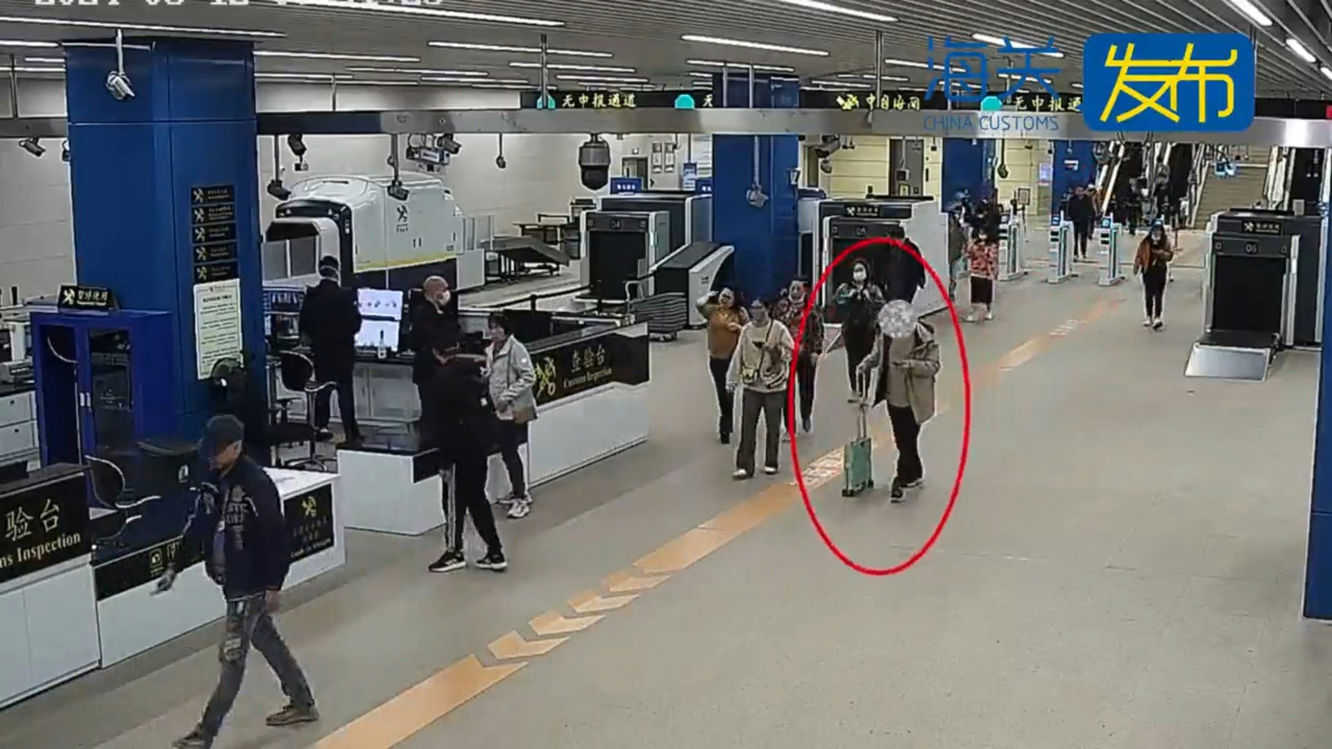 一名男子攜帶折疊式購物車從青茂口岸旅檢現場「無申報通道」入境,被海關人員攔截。(微信公眾號@海關發布) 一名男子攜帶折疊式購物車從青茂口岸旅檢現場「無申報通道」入境,被海關人員攔截。(微信公眾號@海關發布)