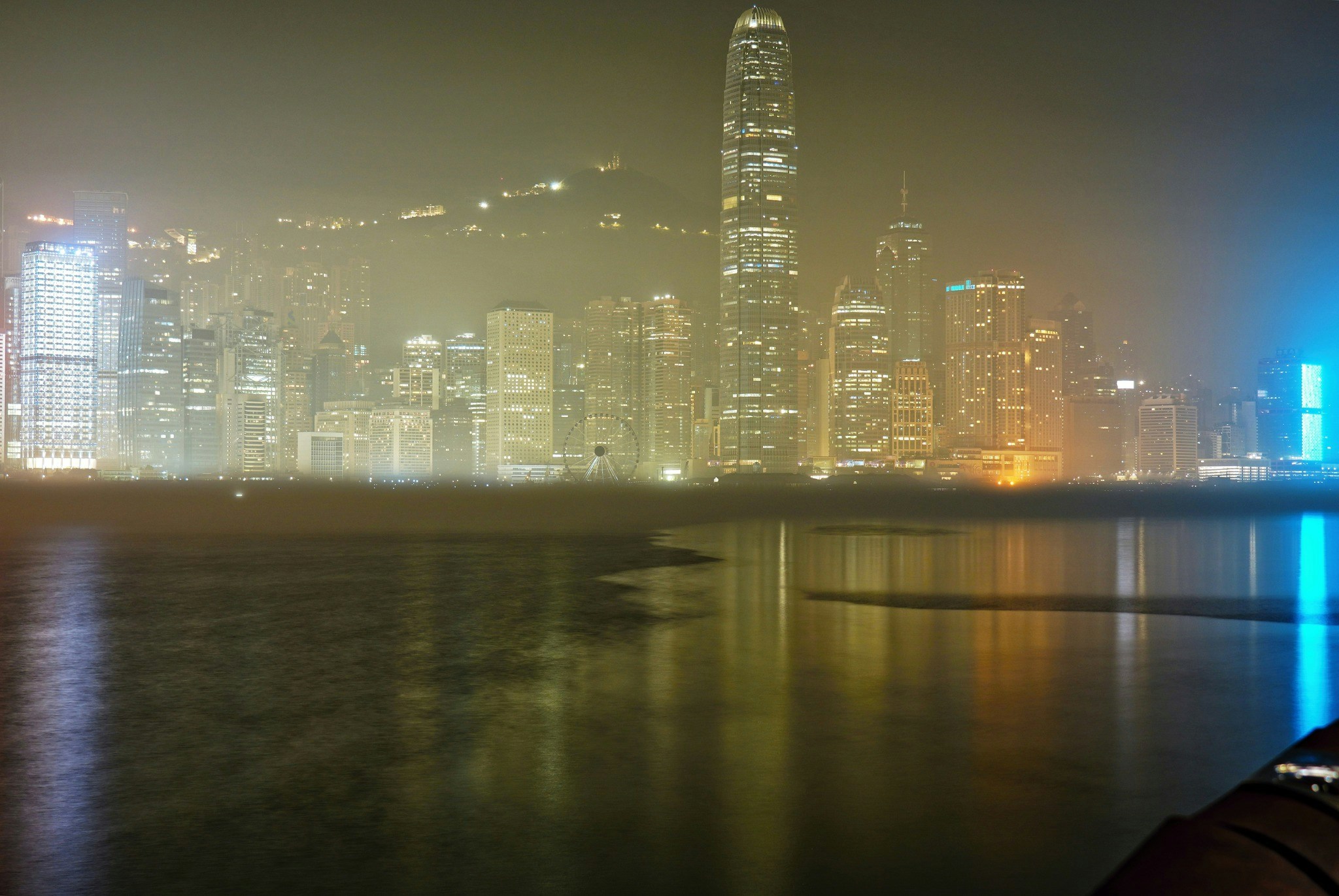 3月18日清晨5至6時在尖東可看到維港海面有一道薄霧。（Chung Ming Lee攝／Facebook社區天氣觀測計劃CWOS專頁）