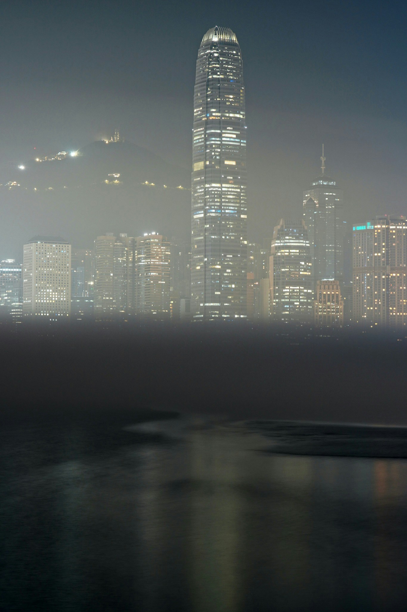 3月18日清晨5至6时在尖东可看到维港海面有一道薄雾。（Chung Ming Lee摄／Facebook社区天气观测计划CWOS专页）