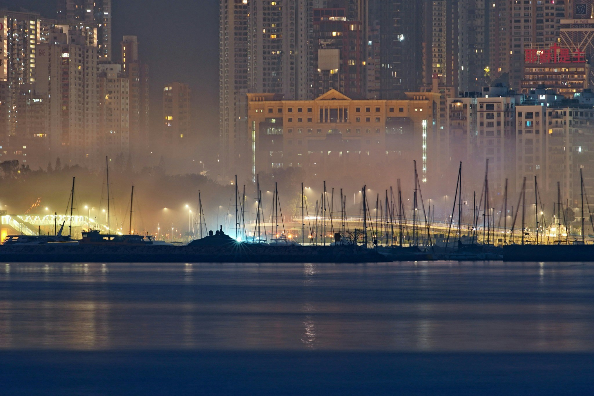 3月18日清晨5至6时在尖东可看到维港海面有一道薄雾。（Chung Ming Lee摄／Facebook社区天气观测计划CWOS专页）